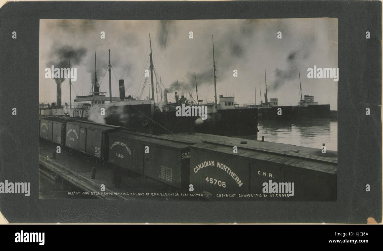 Steamships en attendant de charger à CN ascenseur, Port Arthur, Dec 4, 1909 HS85 (1022741) Banque D'Images