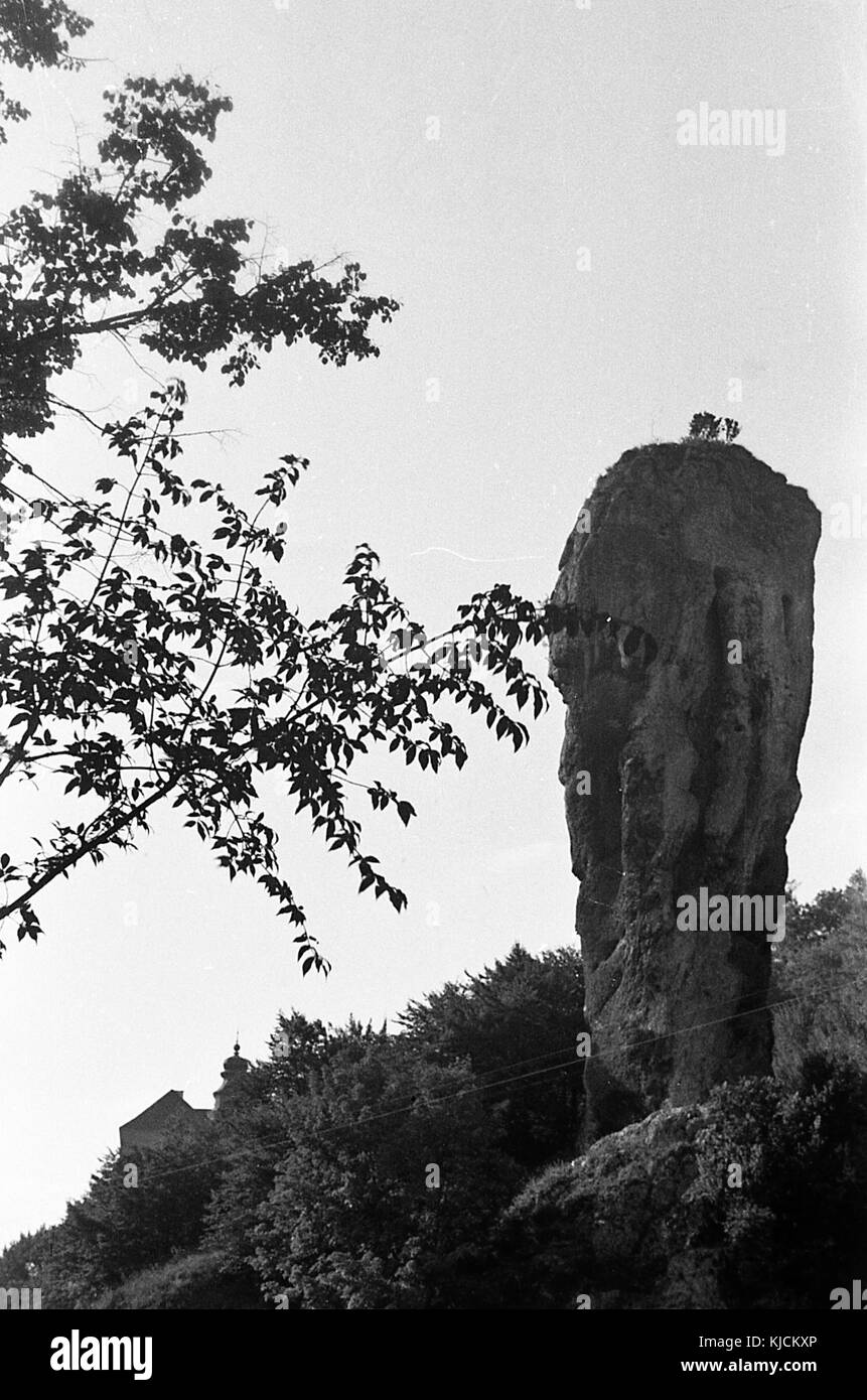 Une illustration du Maczuga Lata, une formation géologique connue pour sa forme distinctive, que l'on trouve couramment dans certaines régions et qui intéresse les géologues et les voyageurs. Banque D'Images