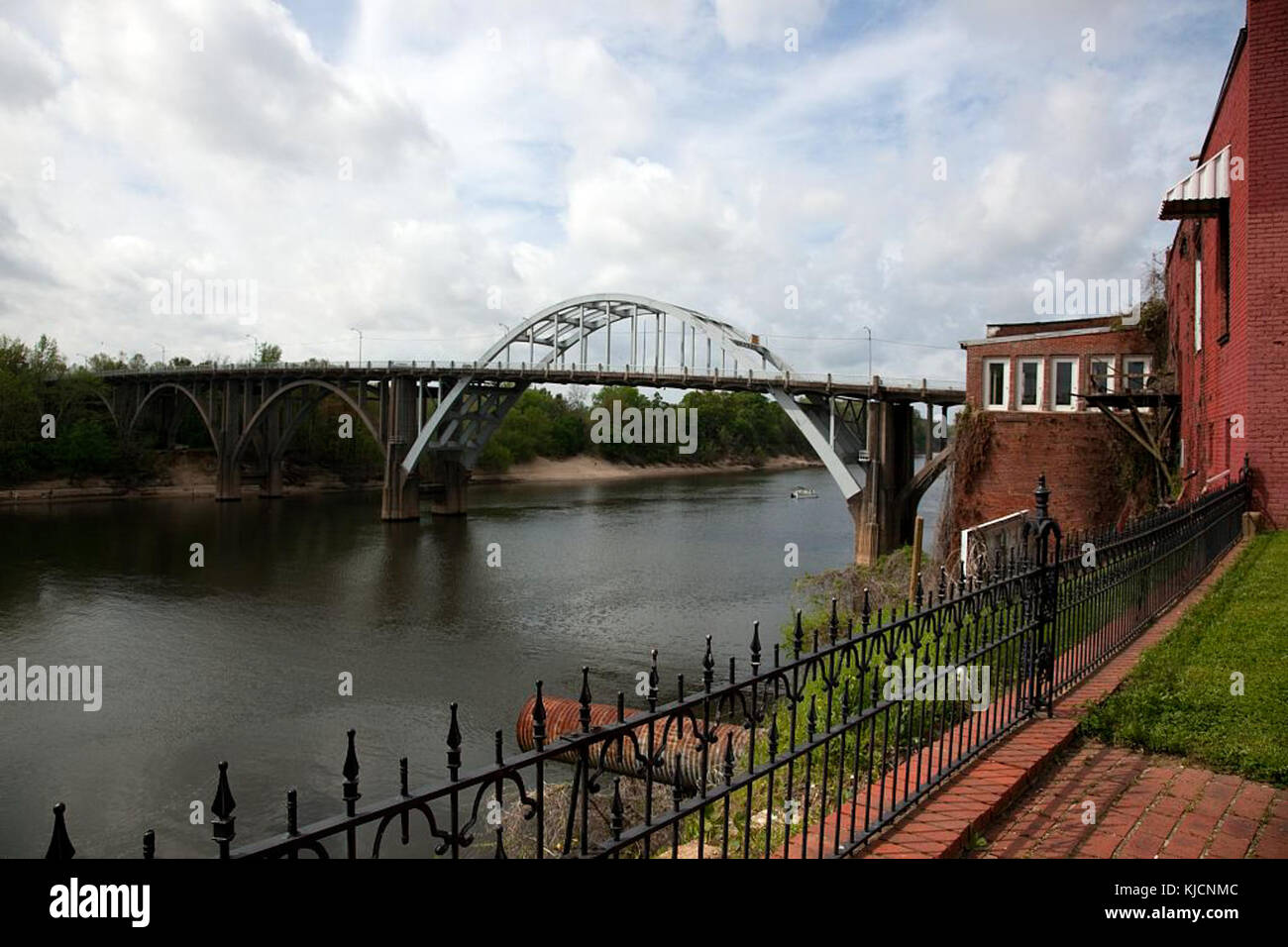 Le pont Edmund Pettus est un monument historique de Selma, en Alabama. Connu pour son rôle dans la marche pour le droit de vote de Selma à Montgomery en 1965, il symbolise la lutte pour les droits civiques et est maintenant inscrit sur le registre national des lieux historiques. Banque D'Images