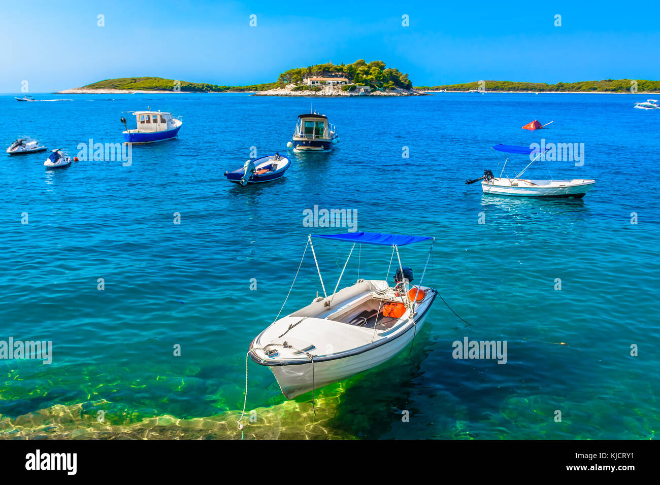 Paysage marin méditerranéen à îles paklinski en face de la ville de Hvar, Croatie. Banque D'Images