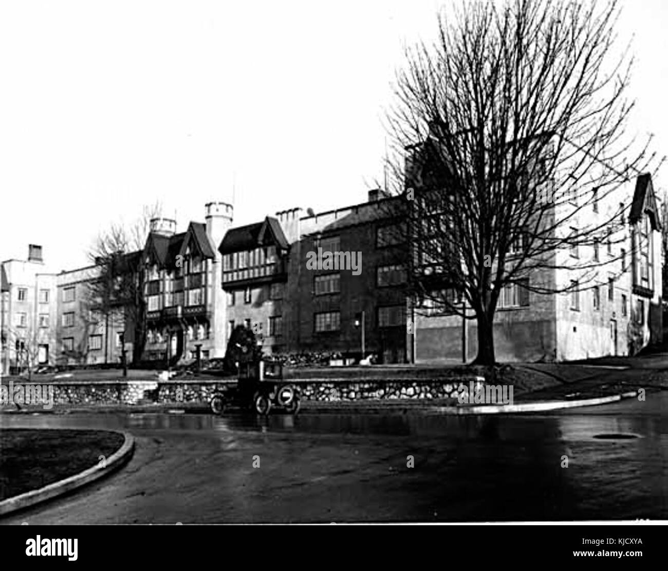 Vancouver Tudor Manor est un bâtiment situé à Vancouver, au Canada, conçu dans le style architectural Tudor. Le manoir reflète l'architecture résidentielle du début du XXe siècle et est un exemple de l'histoire architecturale de Vancouver. Banque D'Images