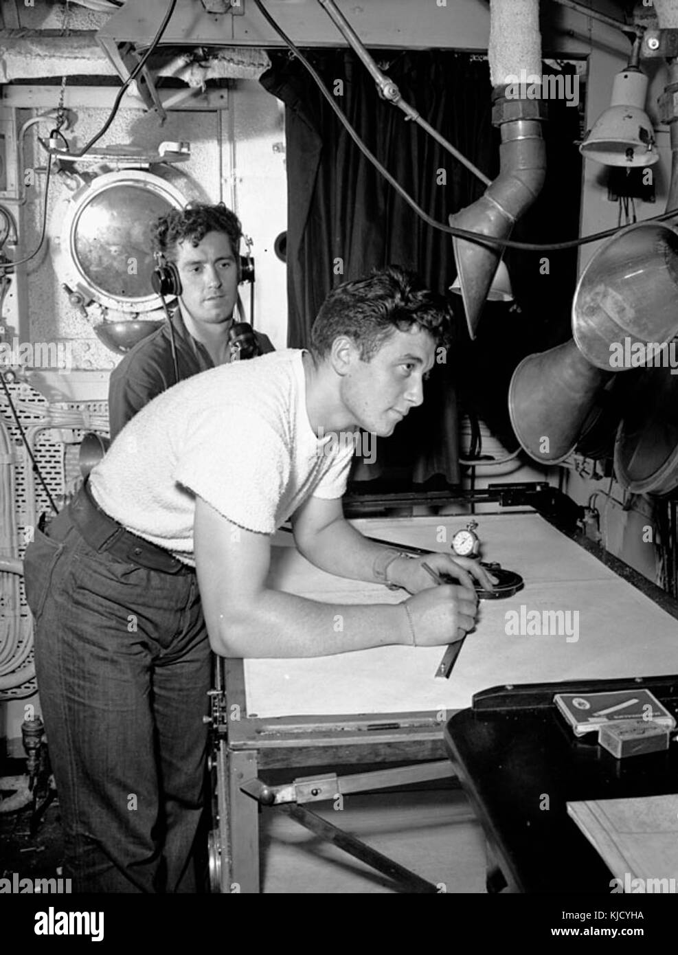 Le NCSM Iroquois traceurs radar Août 1944 LAC 3587026 Banque D'Images