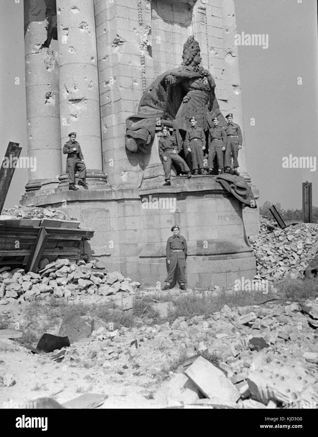 Soldats canadiens à la porte de Charlottenburg à Berlin, juillet 1945, après la fin de la seconde Guerre mondiale en Europe. L'image illustre la présence des forces alliées dans la ville pendant l'occupation d'après-guerre. Banque D'Images