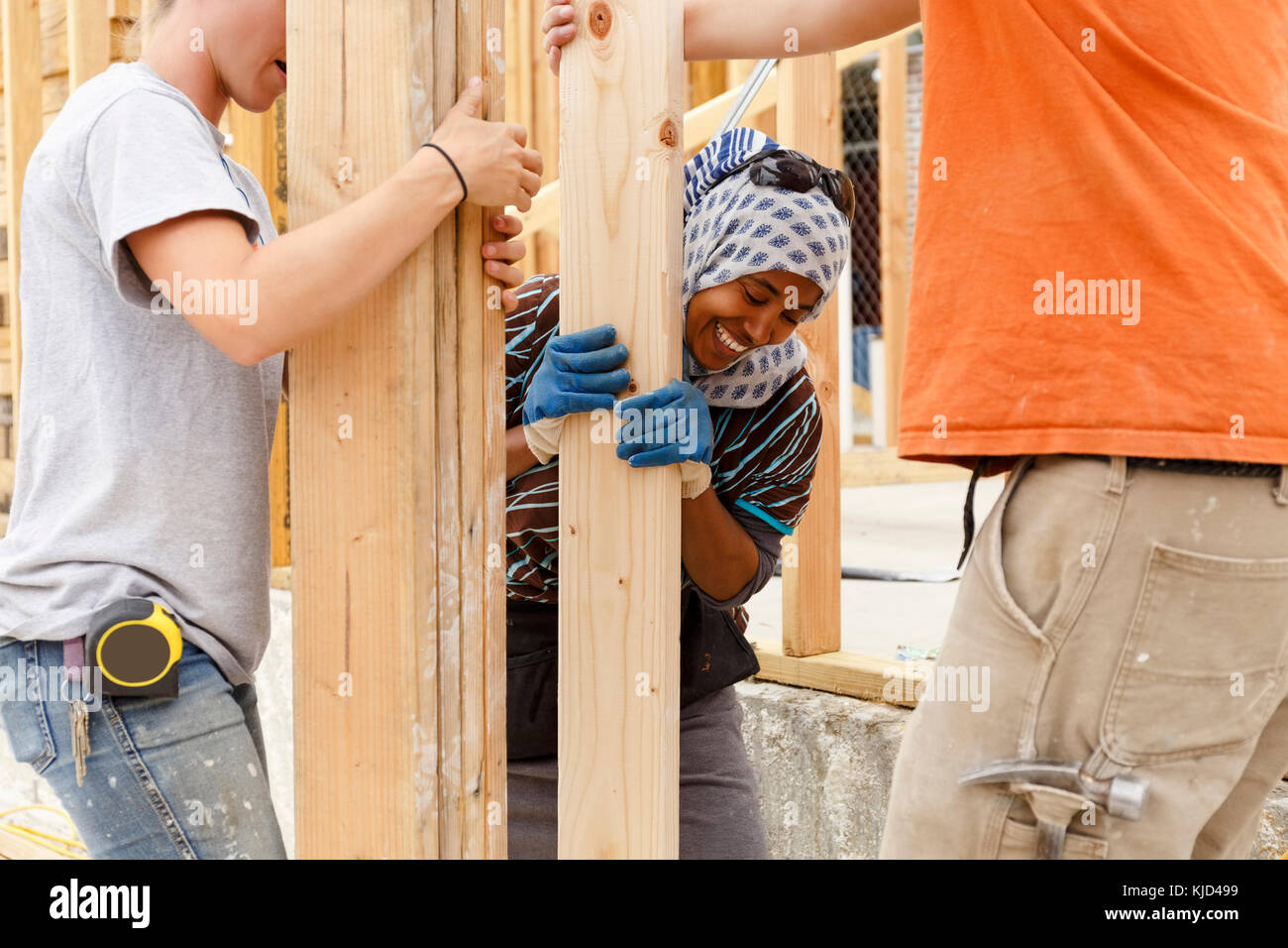 Les bénévoles d'holding at construction site Banque D'Images