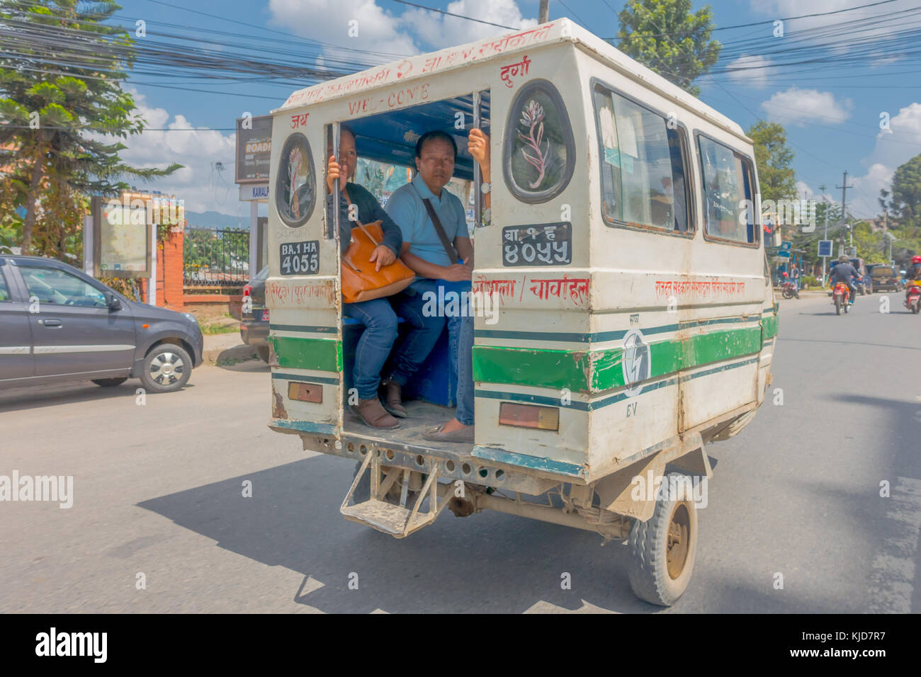 KATMANDOU, NÉPAL 15 OCTOBRE 2017 : des personnes non identifiées voyageant dans la partie arrière d'un rickshaw à Katmandou, Népal. Plus grande ville du Népal, son centre historique, une population de plus de 1 million d'habitants Banque D'Images KATMANDOU, NÉPAL 15 OCTOBRE 2017 : des personnes non identifiées voyageant dans la partie arrière d'un rickshaw à Katmandou, Népal. Plus grande ville du Népal, son centre historique, une population de plus de 1 million d'habitants Banque D'Images