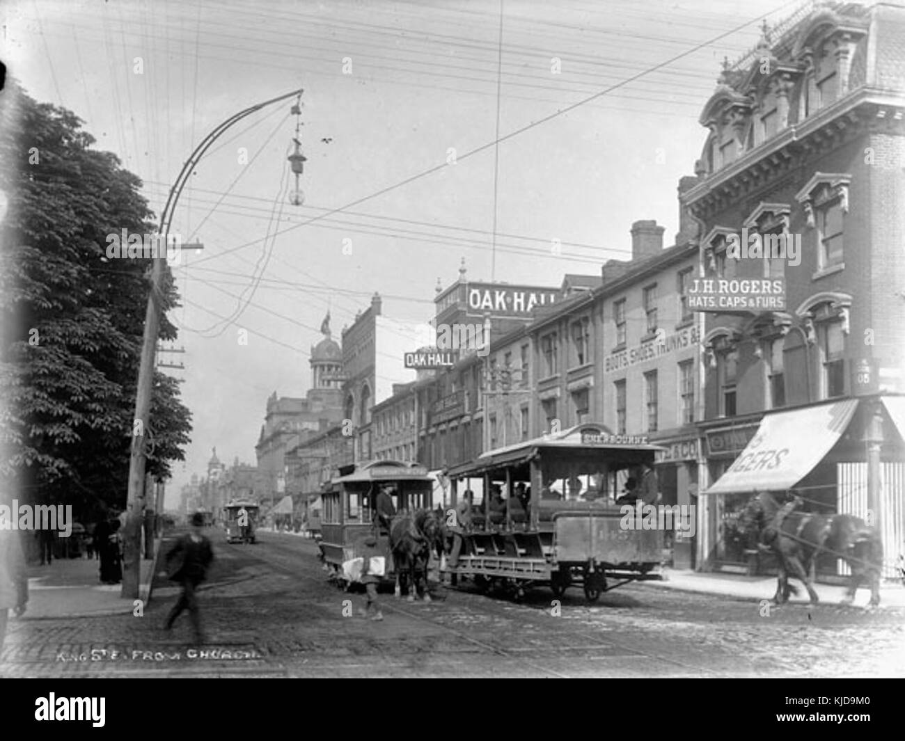 Un tramway à chevaux de la Toronto Street Railway Co., numéro 145, sur King Street, vu depuis Church Street. Banque D'Images