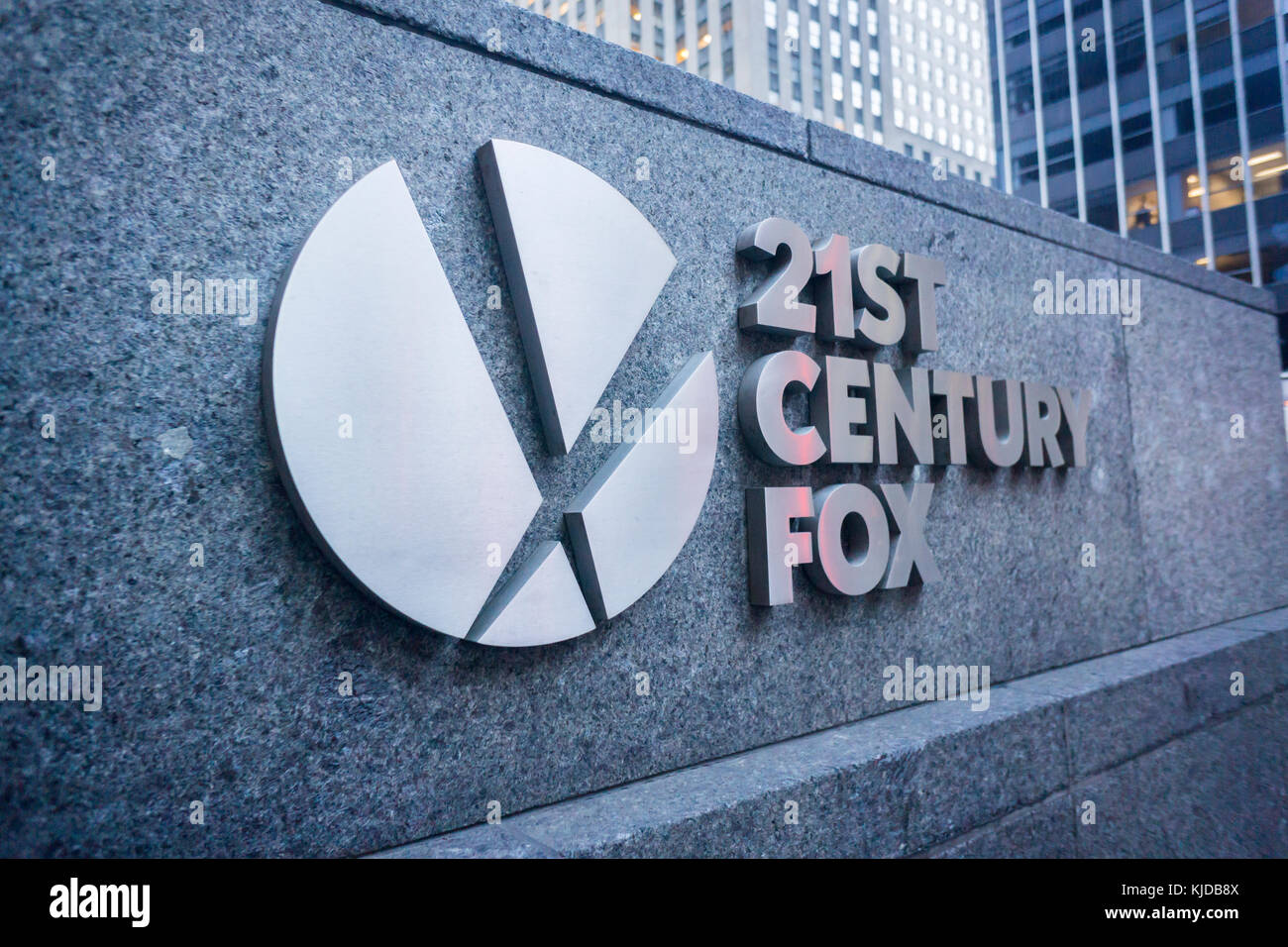 Le logo 21st Century Fox sur le siège de News Corp. à Midtown Manhattan à New York le vendredi 17 novembre 2017. Après que Disney a été signalé comme étant intéressé par l'achat de 21St Century Fox à News Corp., Comcast, Verizon Communications et Sony Pictures Entertainment ont également fait des ouvertures. (© Richard B. Levine) Banque D'Images