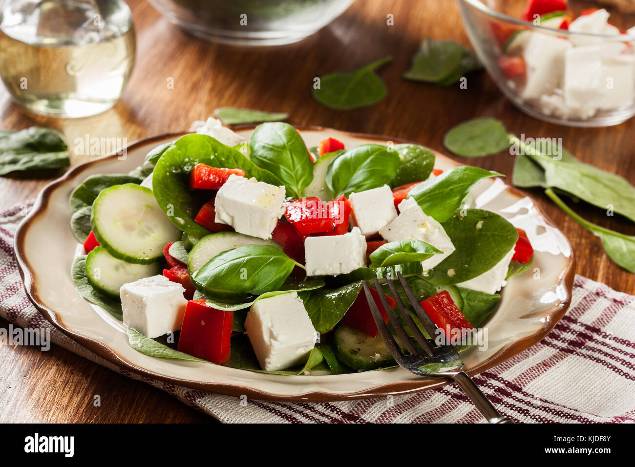 Épinards frais, salade de concombre et de paprika rouge sur une assiette. Matières premières alimentaires sains concept. Banque D'Images