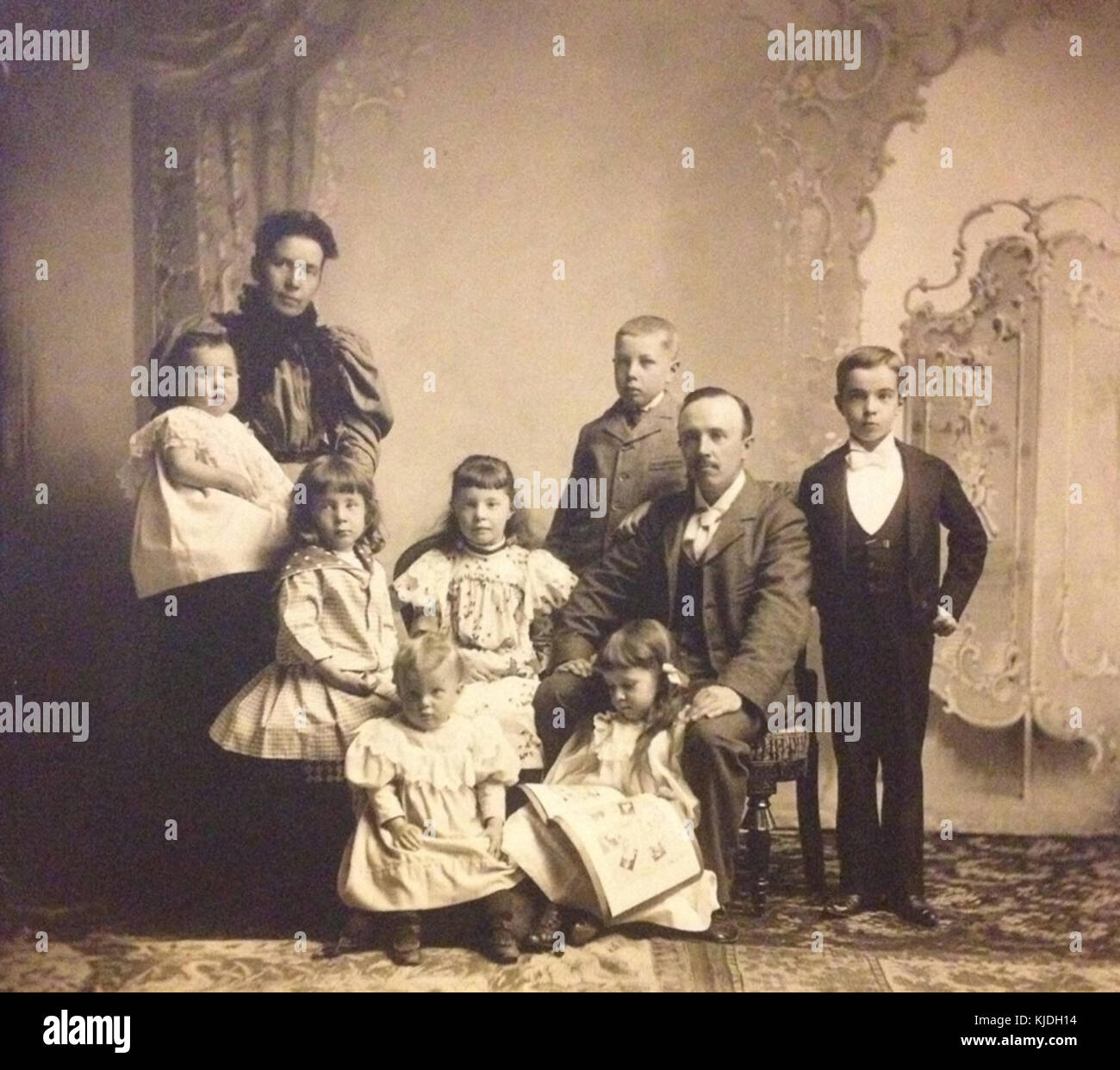 La 'famille chasse 1896' est une photographie vintage capturant un portrait de famille française de 1896. L'image donne un aperçu des vêtements, du mode de vie et de la dynamique sociale d'une famille française de la fin du XIXe siècle. Banque D'Images