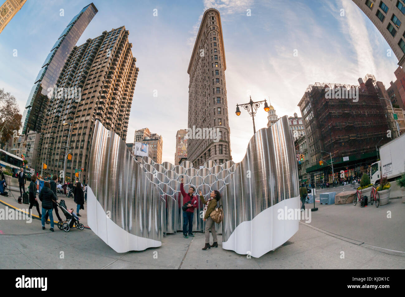 Les visiteurs de flatiron Plaza à New York le mardi, novembre 21, 2017 interagir avec 'réflexion' flatiron conçu par la société de conception d'une expansion future. l'installation de Noël est l'élément central de la 23e rue du Flatiron partenariat maison de la programmation. (© richard b. levine) Banque D'Images