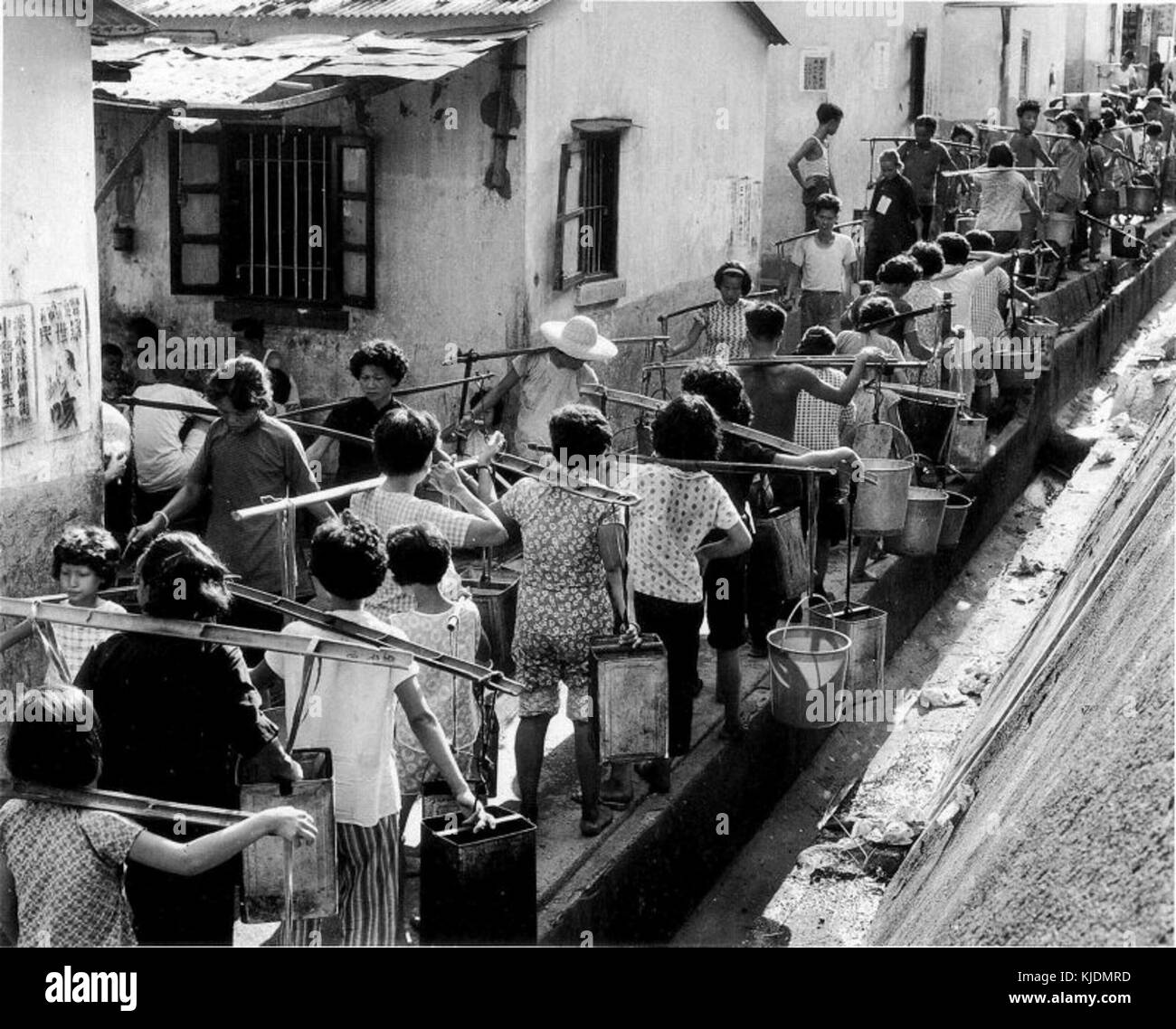 File d'HK pour l'eau 1963 Banque D'Images