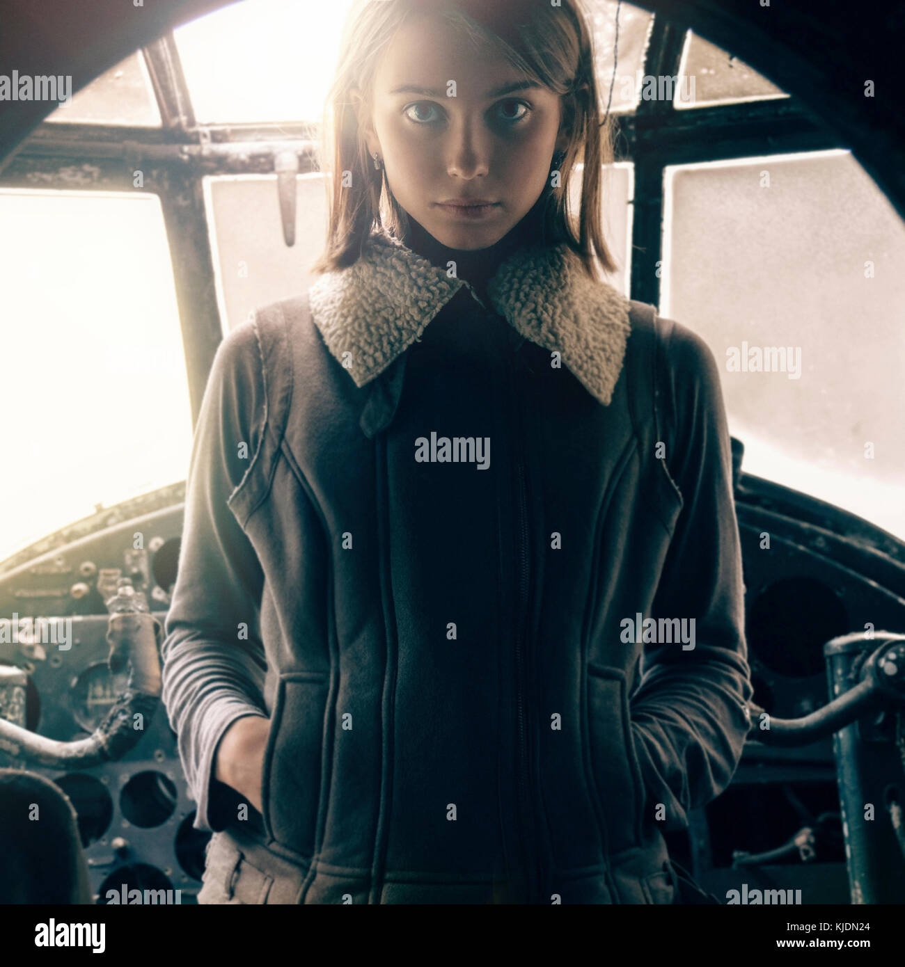 Portrait femme debout dans le cockpit Banque D'Images