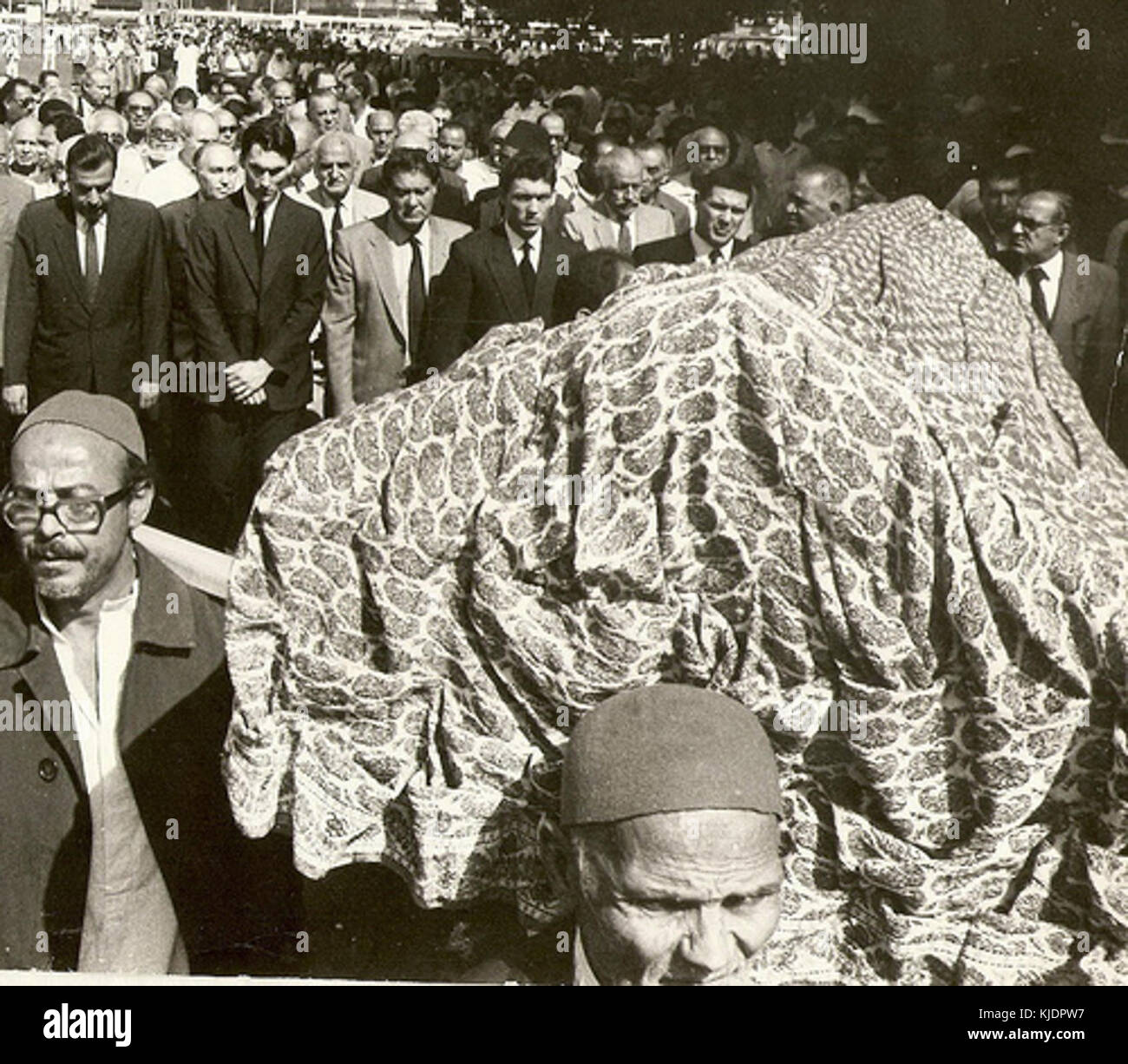 Les funérailles de la reine Farida ont été un événement important dans l’histoire égyptienne, marquant la mort de la première épouse du roi Farouk. Son décès faisait partie du récit historique de la famille royale égyptienne. Banque D'Images