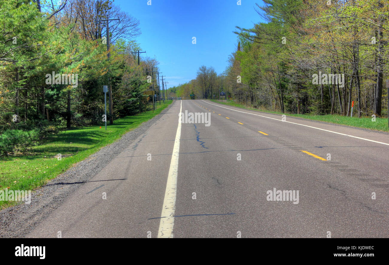 Michigan gfp twin lakes State Park Road par le parc Banque D'Images