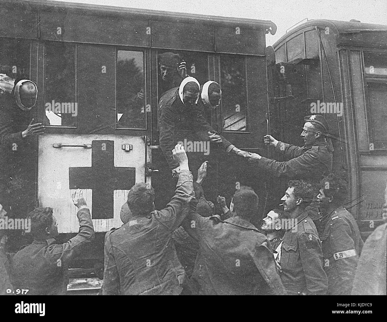 Une photographie montrant des soldats canadiens blessés à bord d’un train, faisant partie de la photographie officielle de guerre documentant l’impact de la guerre sur les soldats. Banque D'Images