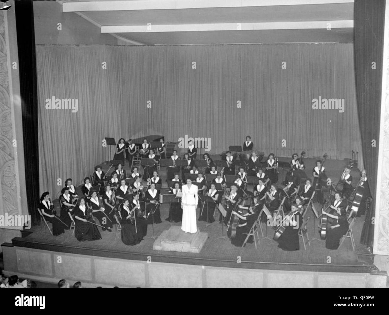 Une photographie de l’Orchestre symphonique des femmes, capturée dans le cadre d’archives musicales, mettant en valeur la performance de l’ensemble dans un contexte historique. Banque D'Images