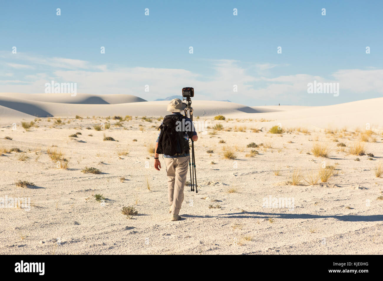 Vue arrière du photographe caucasienne trépied dans desert Banque D'Images