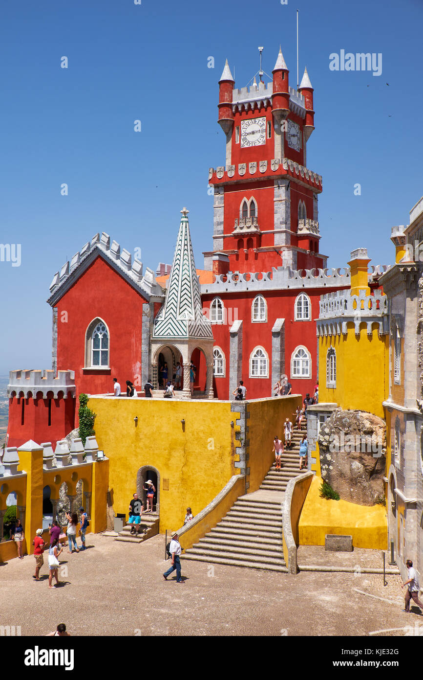 Sintra, Portugal - juillet 03, 2016 : le point de vue d'arches terrasse avec tour de l'horloge et la chapelle dédiée à Notre Dame de Pena et les restes de la sélection Banque D'Images