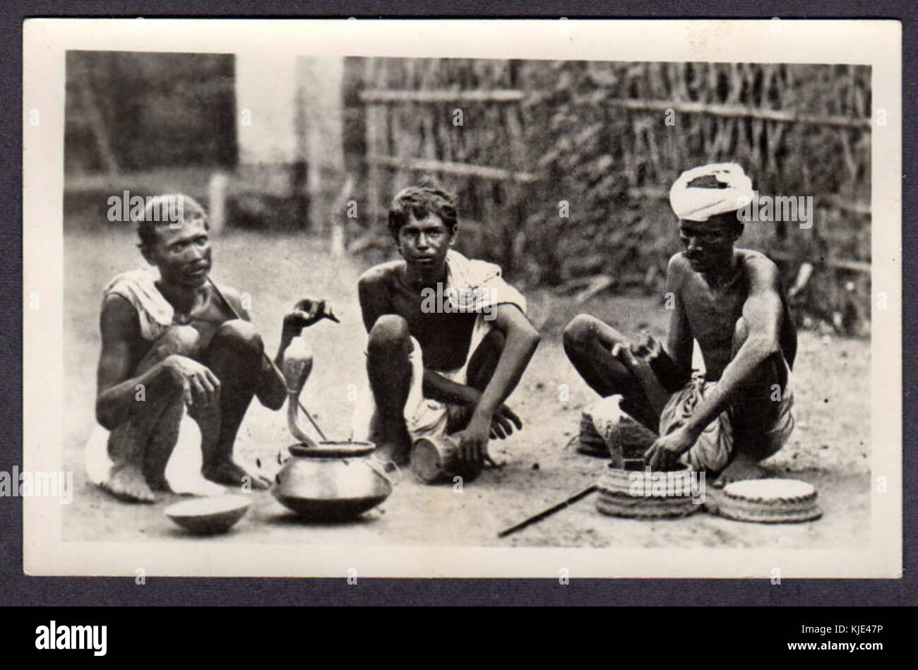 Vintage postcard of Indian charmeurs (date inconnue) Banque D'Images
