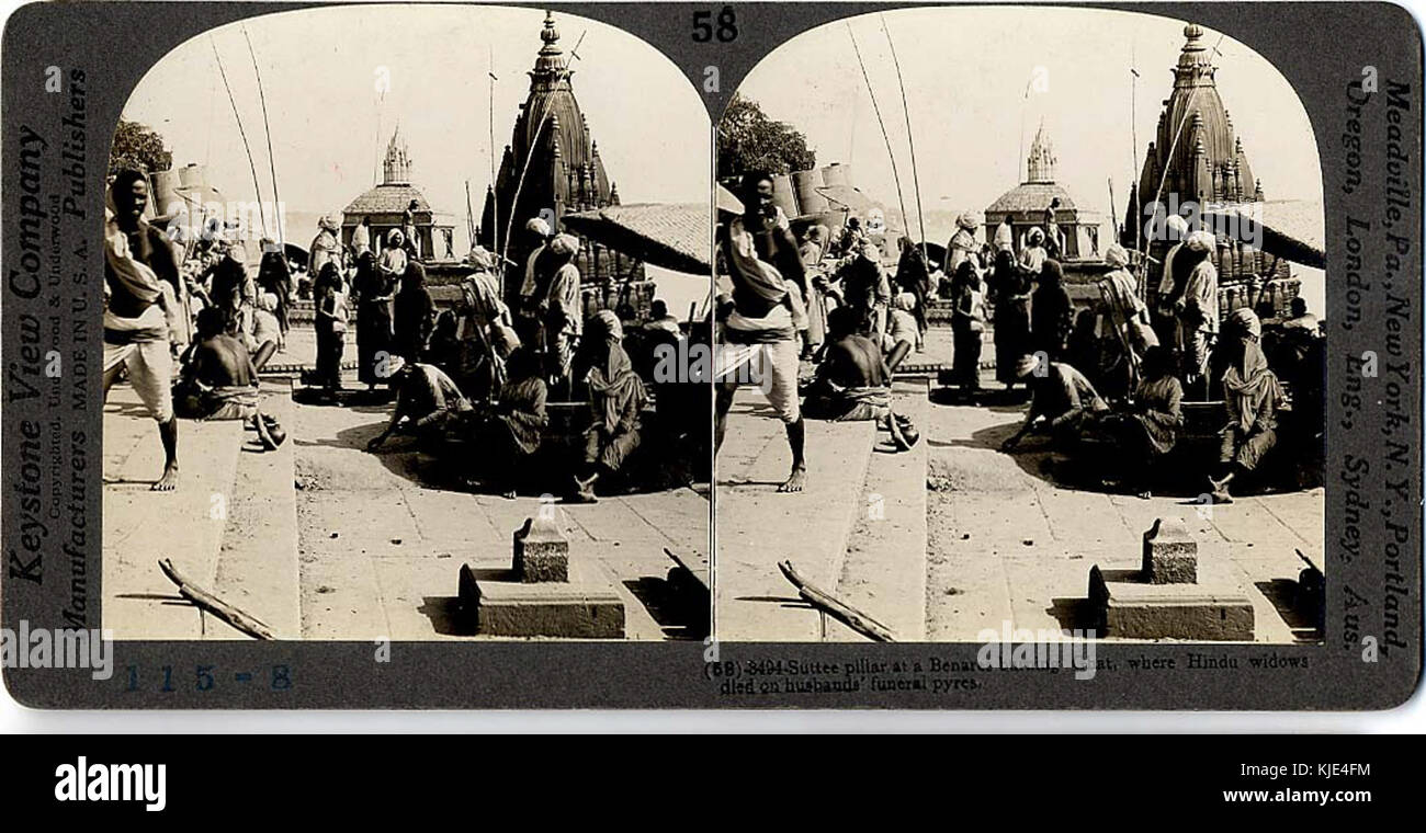 À un pilier Suttee Benares burning ghat, où les veuves hindous sont morts sur des bûchers funéraires des maris, une vue stéréoscopique, c.1900 Banque D'Images À un pilier Suttee Benares burning ghat, où les veuves hindous sont morts sur des bûchers funéraires des maris, une vue stéréoscopique, c.1900 Banque D'Images