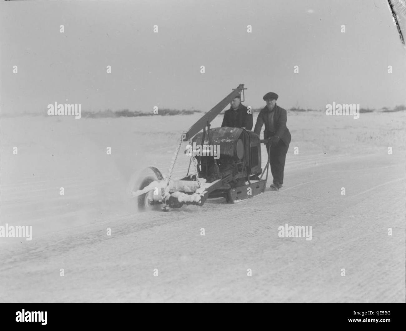 Collection d'images représentant la coupe de glace dans des conditions enneigées, probablement capturées à des fins historiques ou documentaires, mettant en valeur les activités hivernales. Banque D'Images