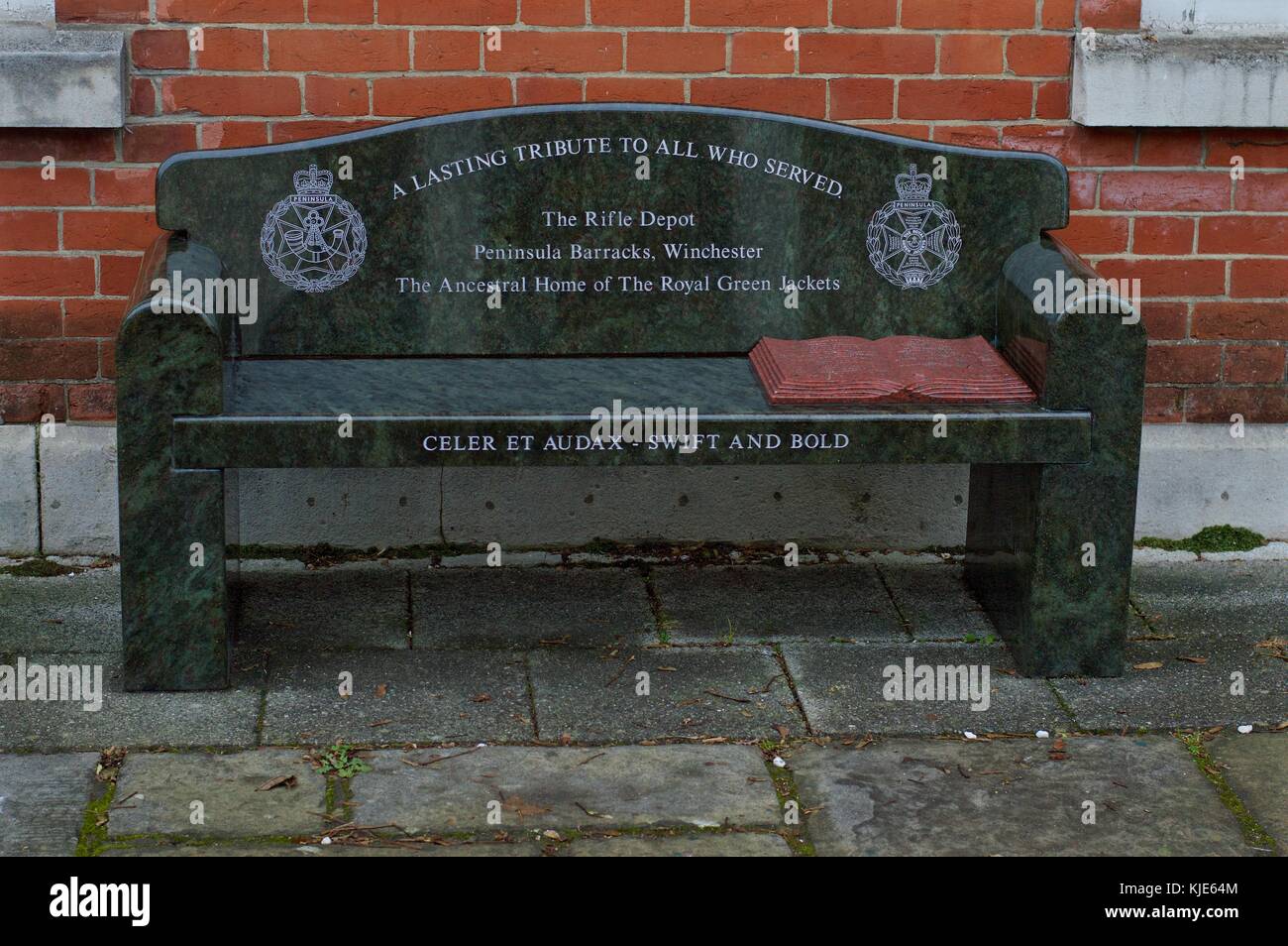 Banc commémoratif pour les soldats qui ont servi dans les deux guerres mondiales, Winchester musée militaire, uk Banque D'Images