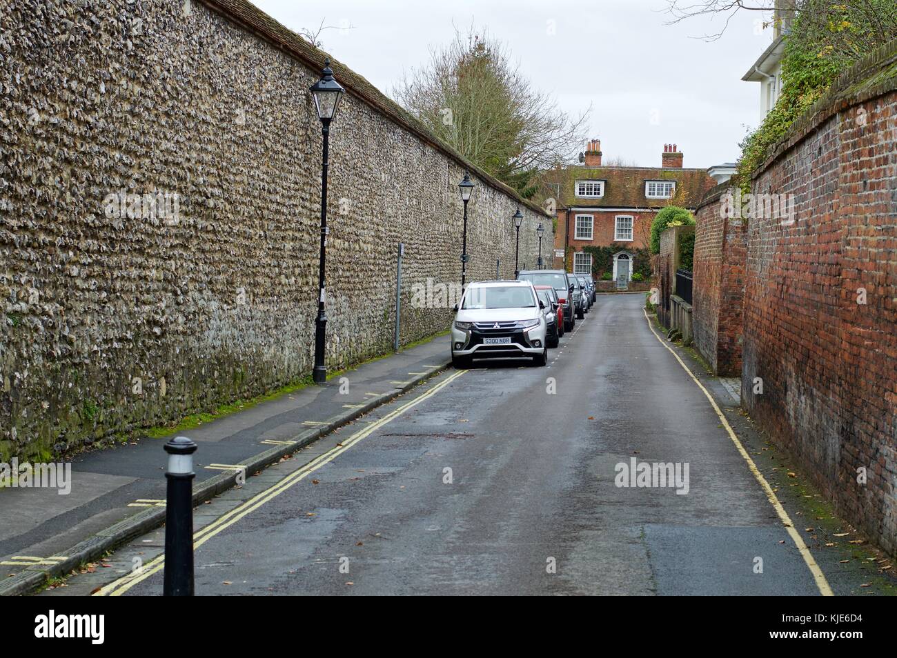 Vue le long de la rue symond la cathédrale de Winchester avec mur à gauche, Winchester, Royaume-Uni Banque D'Images