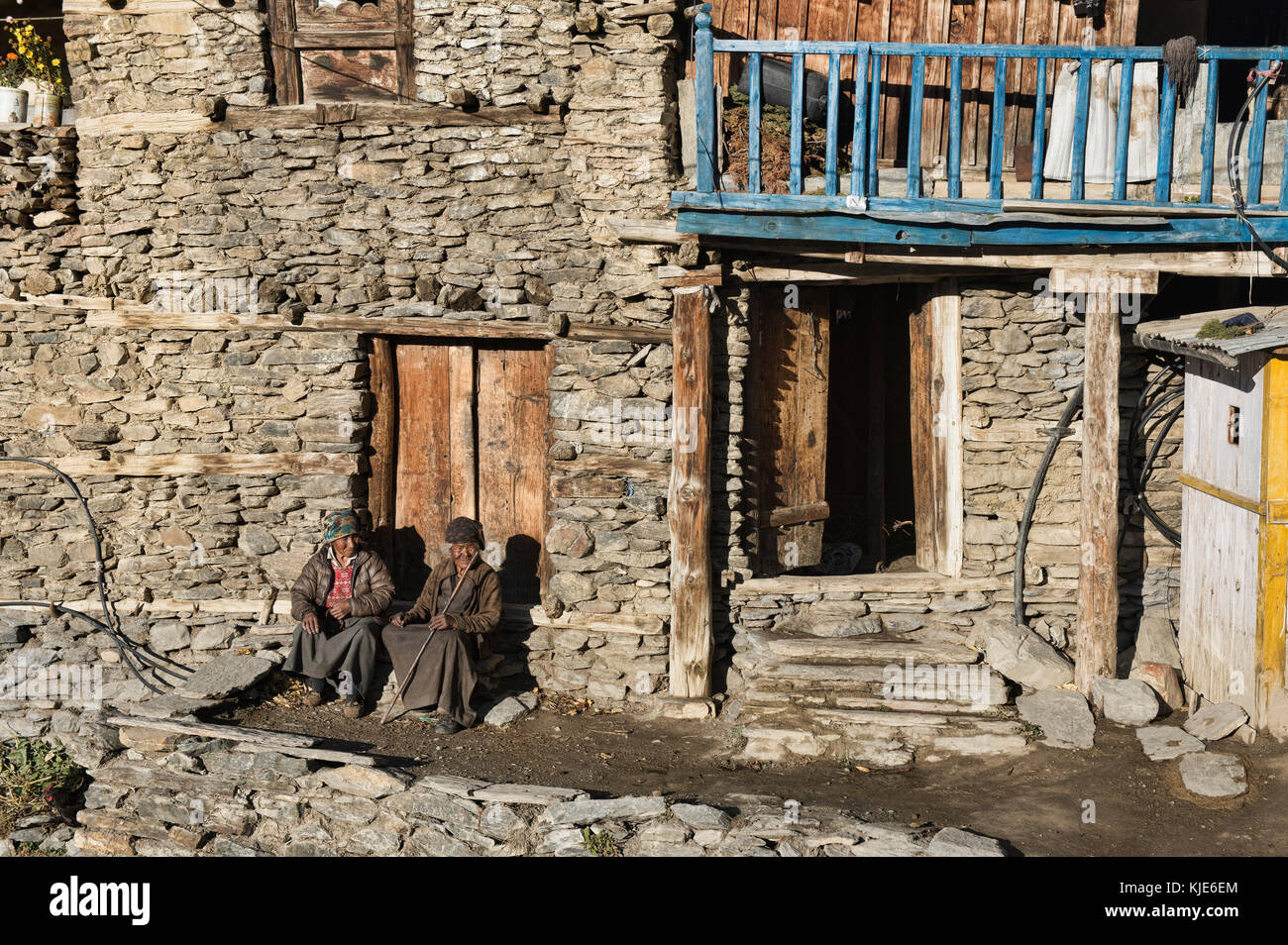 Vieilles femmes dans le village en pierre tibétain de Ngawal, circuit de l'Annapurna, Népal Banque D'Images