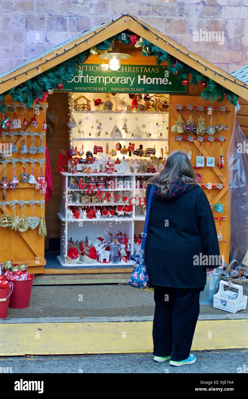 Navigation shoppers cale au marché de noël de Winchester, Winchester, Royaume-Uni, 2017 Banque D'Images