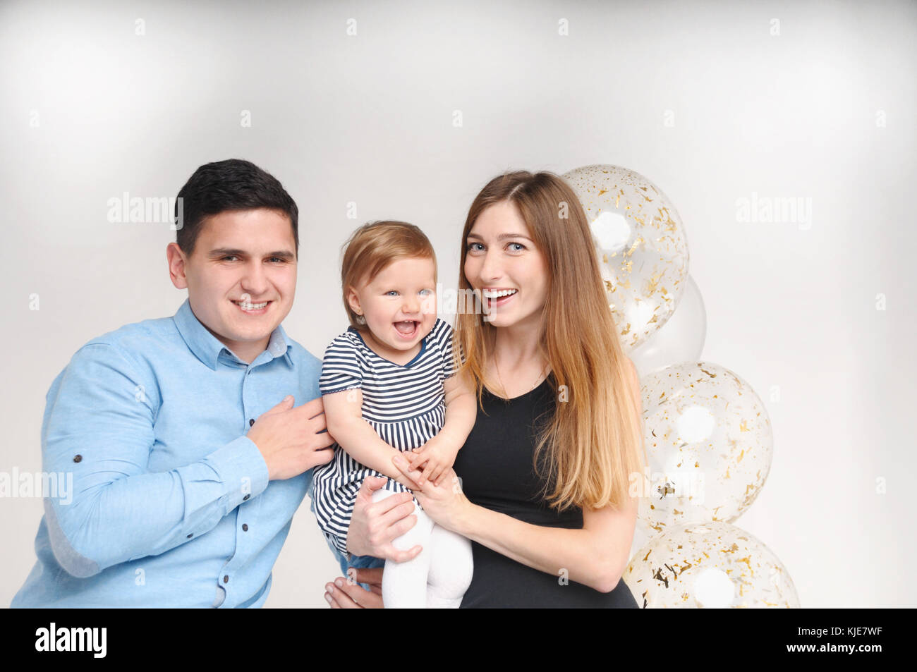 Portrait Of Happy Mere Pere Et Fille Sur Son Premier Anniversaire A L Interieur Joyeux Anniversaire Joyeux Et Riant Un Ans Fille De Bebe Photo Stock Alamy Portrait Of Happy Mere Pere Et Fille Sur Son Premier Anniversaire A L Interieur Joyeux Anniversaire Joyeux Et Riant Un Ans Fille De Bebe Photo Stock Alamy