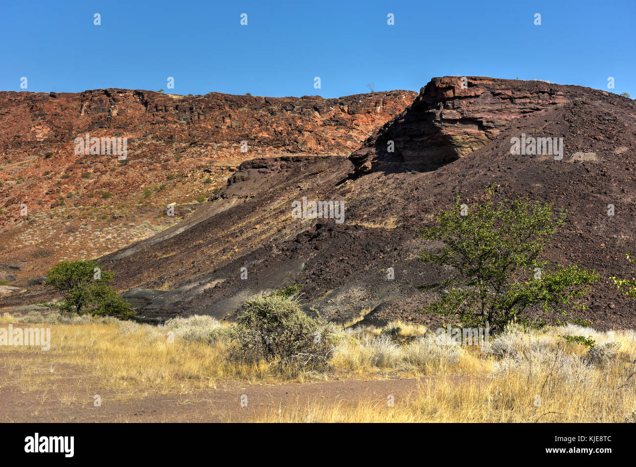 Paysage de la montagne brûlée dans le Damaraland, Namibie. Banque D'Images