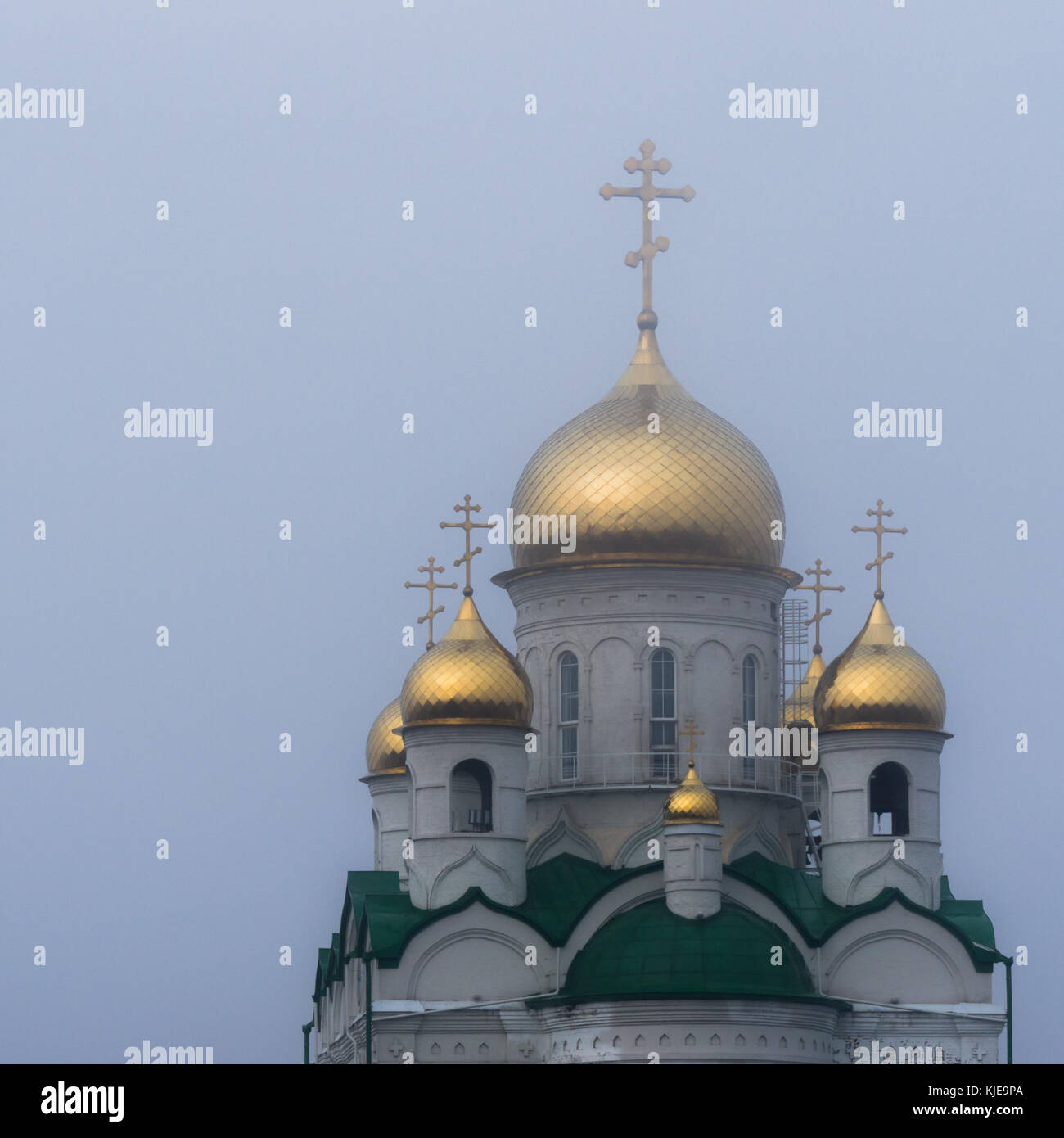 Coupoles dorées d'une église orthodoxe russe à Barnaul, Russie, sur un matin brumeux Banque D'Images