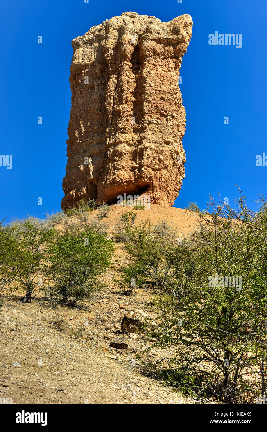 Le vingerklip (doigt) rock en Namibie est un vestige géologique de l'ugab terrasse. le doigt rock est sur une colline et a une hauteur de 929 m d'une Banque D'Images