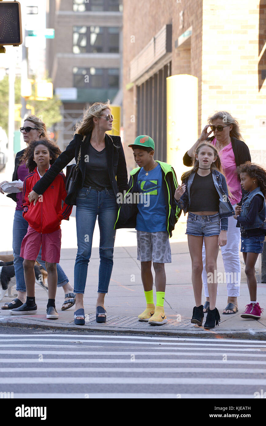 NEW YORK, NY - 09 JUIN : la personnalité de la télévision Heidi Klum emmène ses enfants Henry Samuel, Johan Samuel, Lou Samuel et Leni Samuel pour une promenade le long de l'Hudson River le 9 juin 2016 dans New York City People : Heidi Klum, Kids Banque D'Images