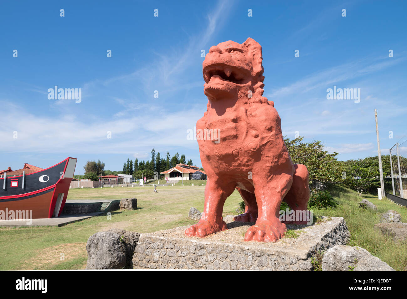 Shisa géant statue au Cap Zanpa, Ginowan, Okinawa créé par l'artiste local Minoru Kinjo Banque D'Images