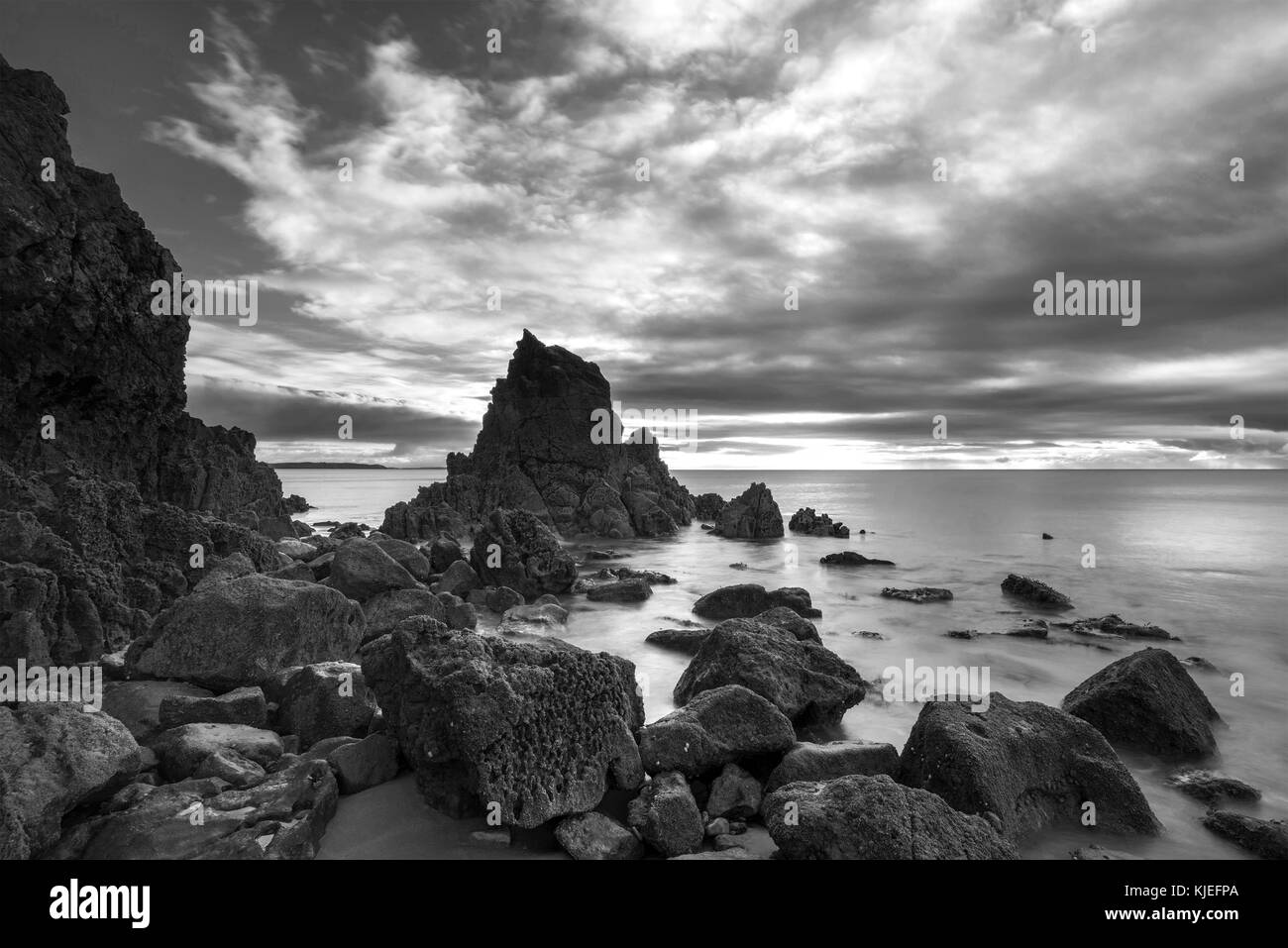 Noir et blanc magnifique lever du soleil image paysage de barafundle Bay sur la côte du Pembrokeshire au Pays de Galles Banque D'Images