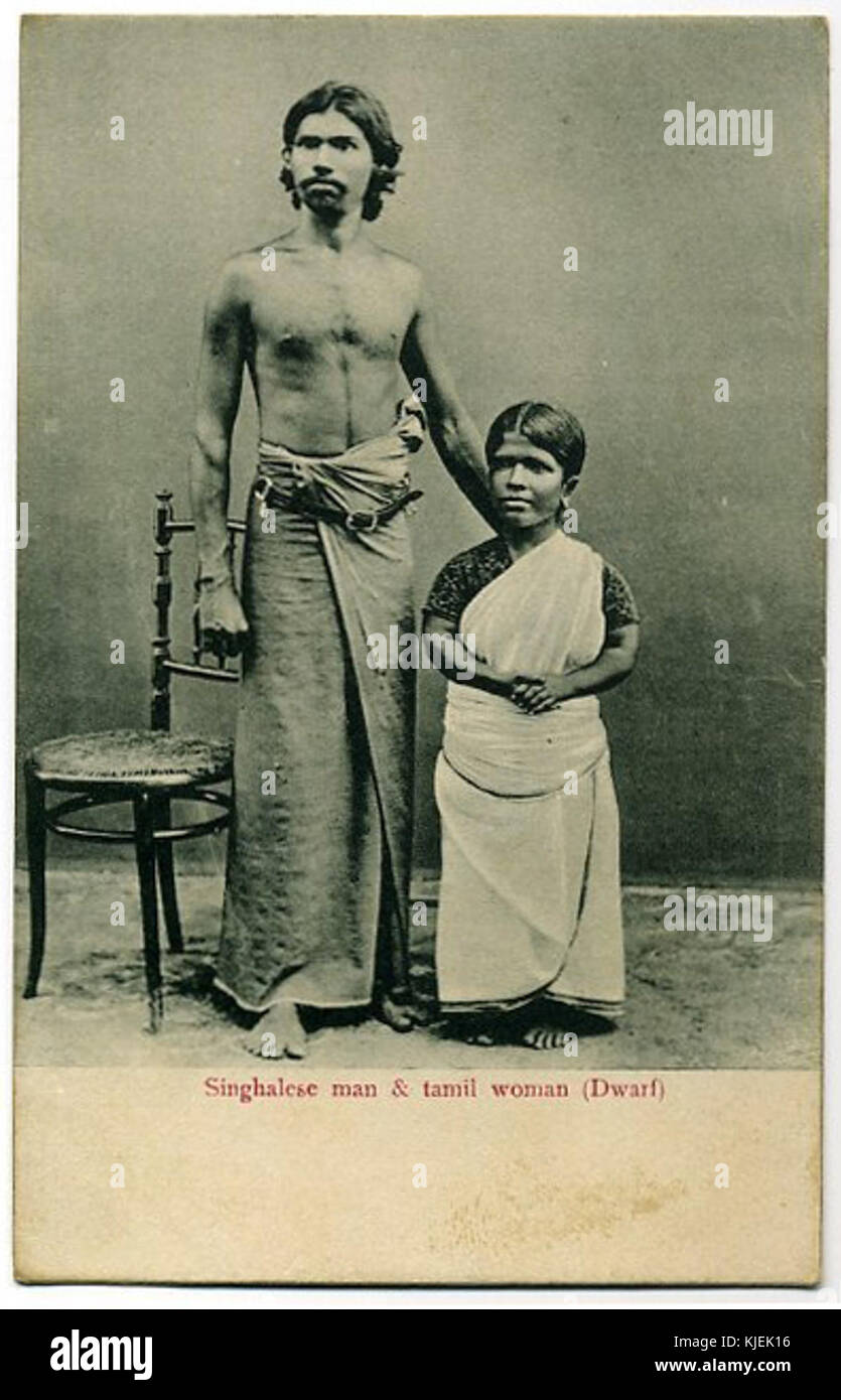 Carte postale d'un homme et d'une cinghalaise femme naine tamoule à Ceylan Banque D'Images