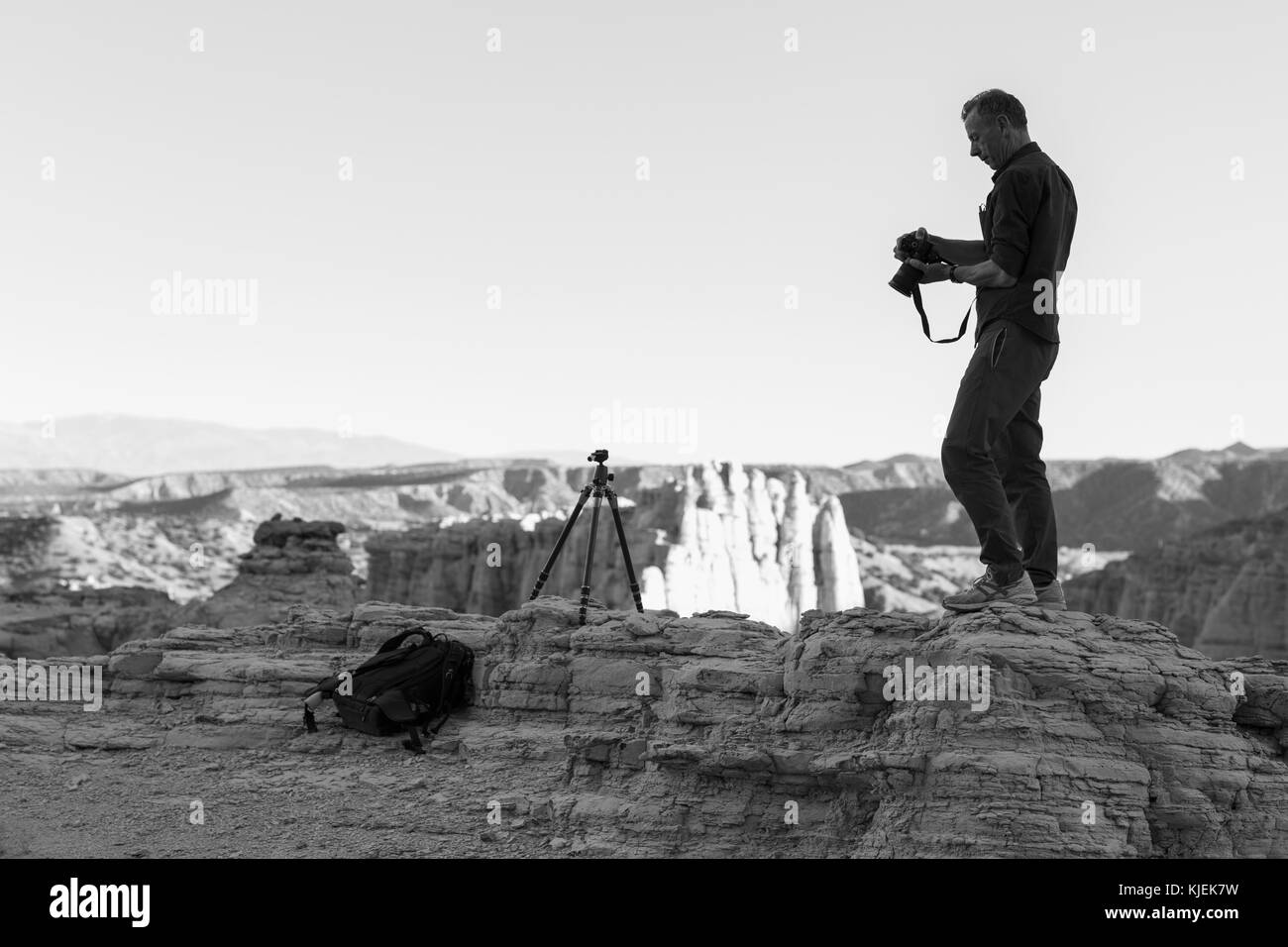 Photographe portrait avec trépied dans desert Banque D'Images