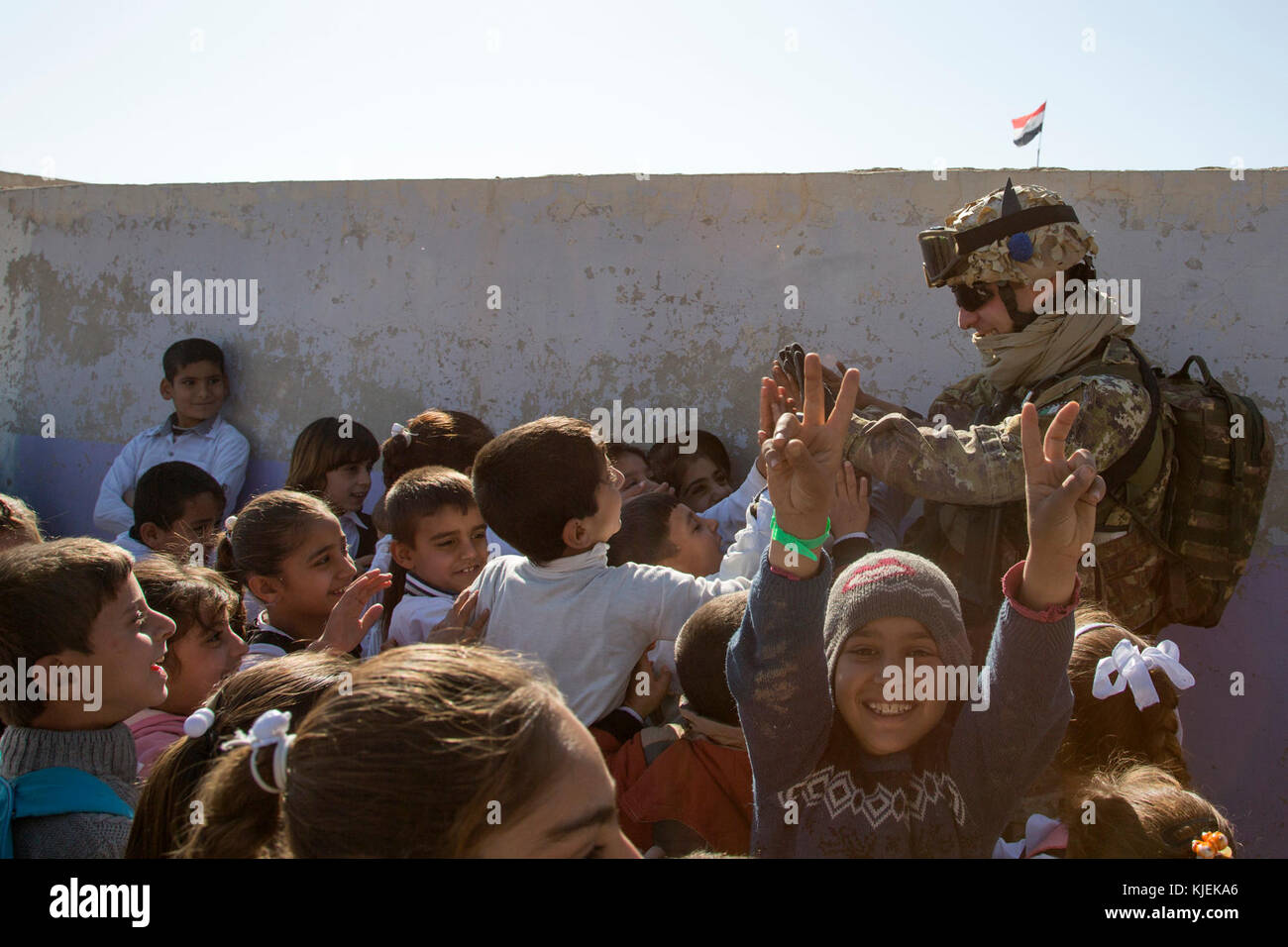 Un soldat de l'armée italienne attribué à 3e Régiment alpin, déployés à l'appui de l'opération inhérents résoudre, dit au revoir pendant qu'il part d'une visite dans une école primaire dans le village de Babinet, l'Iraq, le 14 novembre 2017. L'ampleur et la diversité de partenaires de coalition démontre l'objectif global et unifié de vaincre ISIS en Iraq et en Syrie. Les GFIM-OIR est la Coalition mondiale pour vaincre ISIS en Iraq et en Syrie. (U.S. Photo de l'armée par le Sgt. Tracy McKithern) Banque D'Images