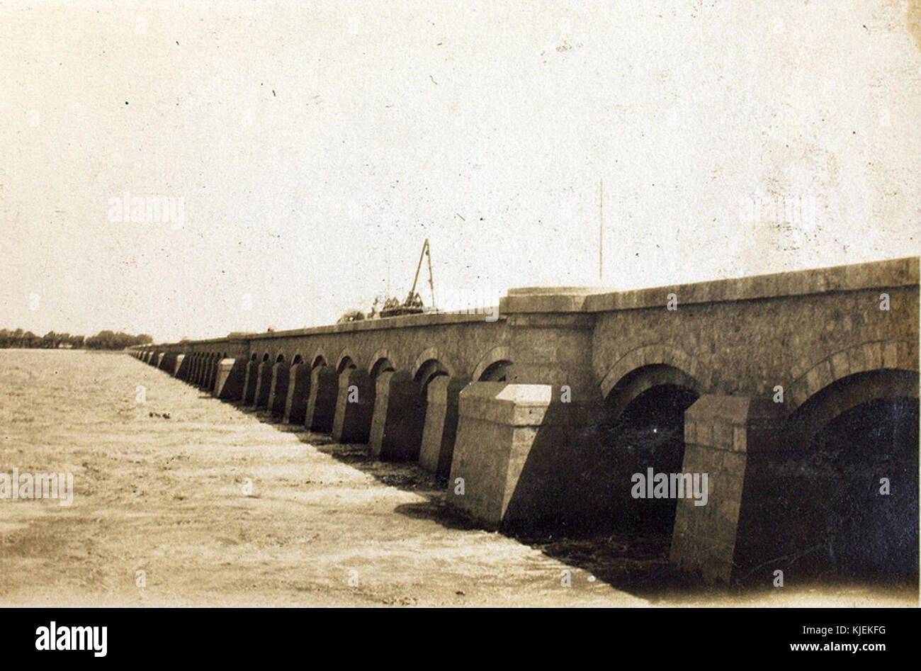 Cette image représente le barrage Assuit de l'autre côté du Nil en Égypte, en se concentrant sur ses vannes, qui contrôlent le débit d'eau, un élément crucial de l'irrigation et de la gestion de l'eau dans la région. Banque D'Images