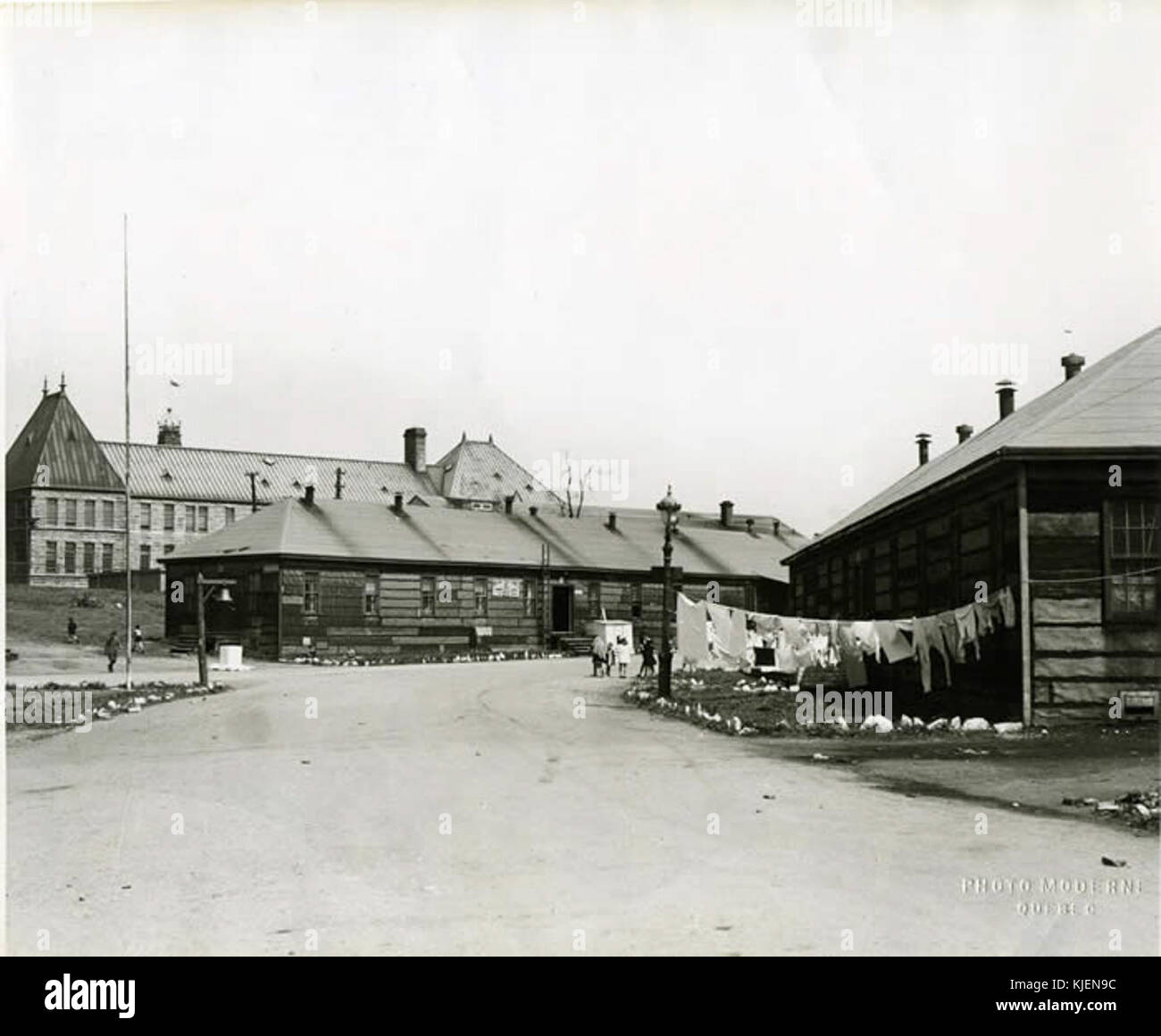 Cette image montre des casernes dans Cove Fields occupées par des prisonniers allemands pendant la première Guerre mondiale. La photographie documente les conditions et les lieux utilisés pour détenir des prisonniers pendant le conflit. Banque D'Images