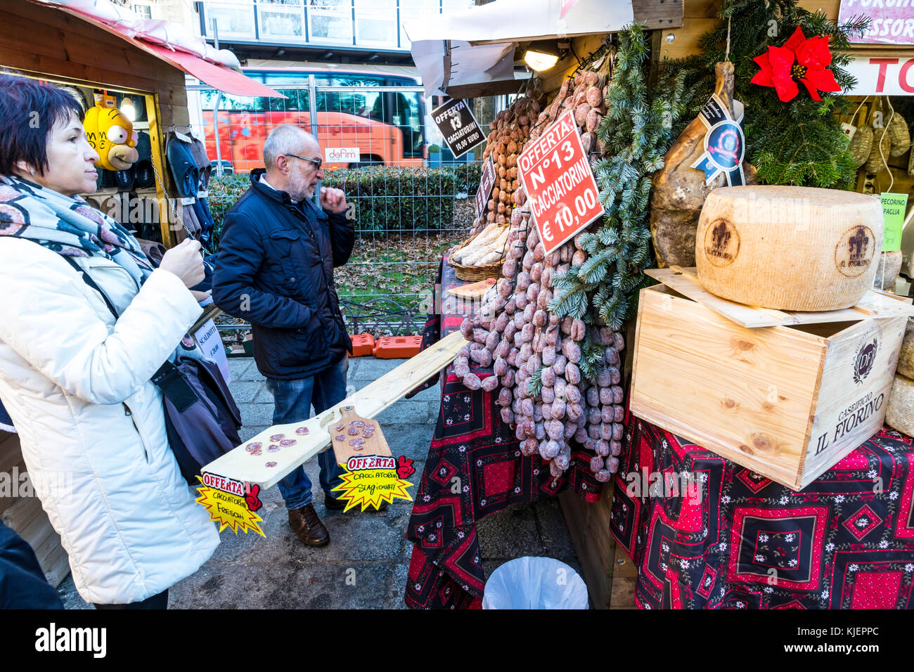 COMO, ITALIE - 2 DÉCEMBRE 2016 : les gens goûtent la cuisine locale lors de la foire de Noël traditionnelle annuelle sur la Piazza Cavour, au centre de la vieille ville de Côme, Lombardie, IT Banque D'Images