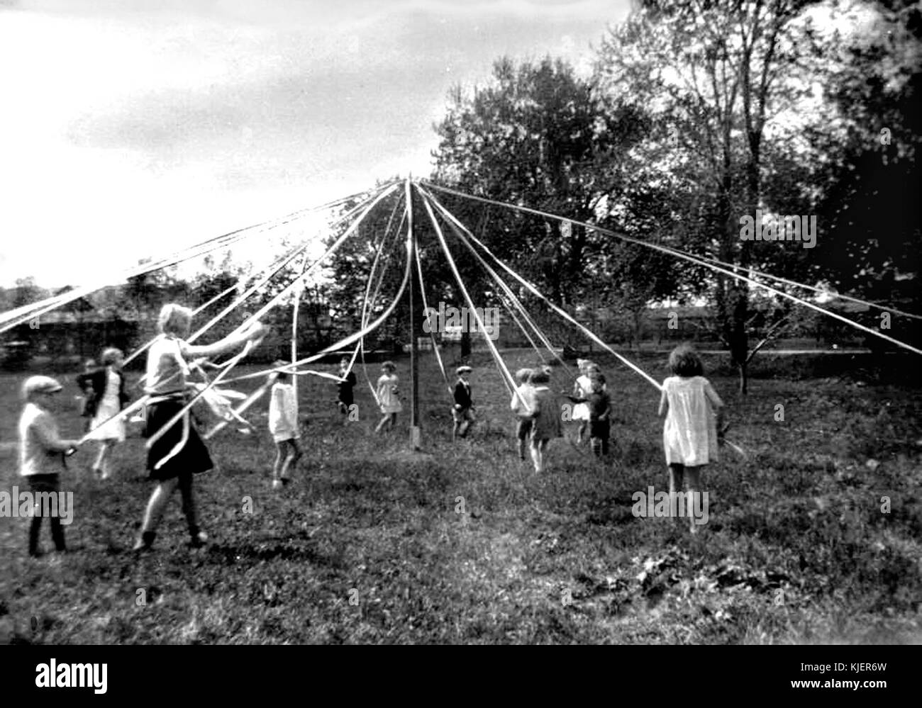 Les amis et la famille. Maypole Dance BAnQ P48S1P00207 Banque D'Images