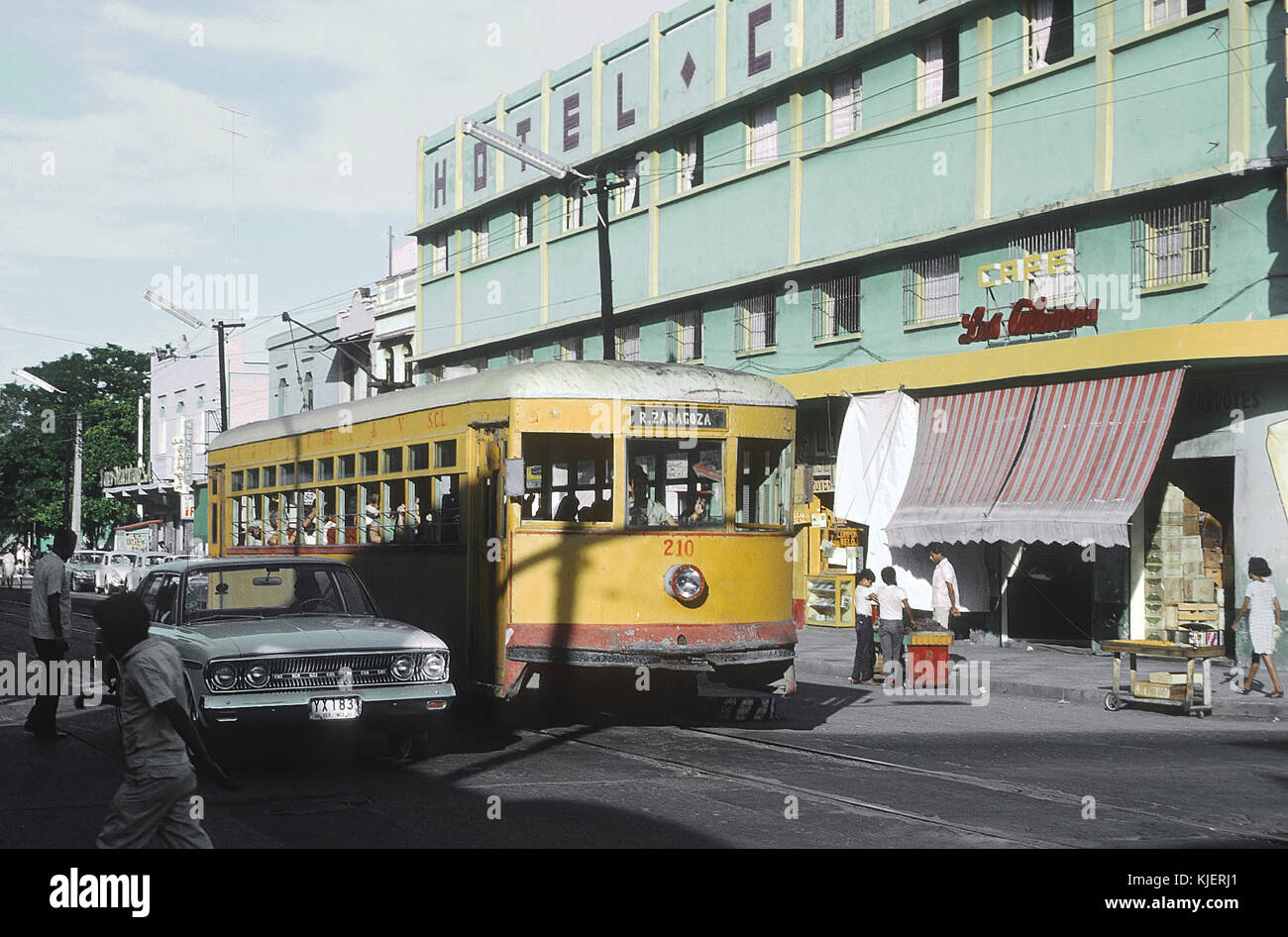 TUS 210 chariot double voiture, une voiture à l'ouest de REFORMA ZAROGOZA city square note flèche rouge pointant vers la gauche dans la fenêtre de droite de la fenêtre à guillotine avant central sens returing voyage, Veracruz, Mexique, 91266 (22062452634) Banque D'Images