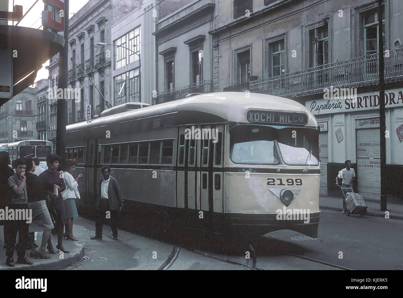 STE 2199 (PCC) une voiture sur XOCHIMILCO Bolivar près de Salvador Rép. dans la ville de Mexico, DF, Mexique 10 septembre 1966 (22611138222) Banque D'Images