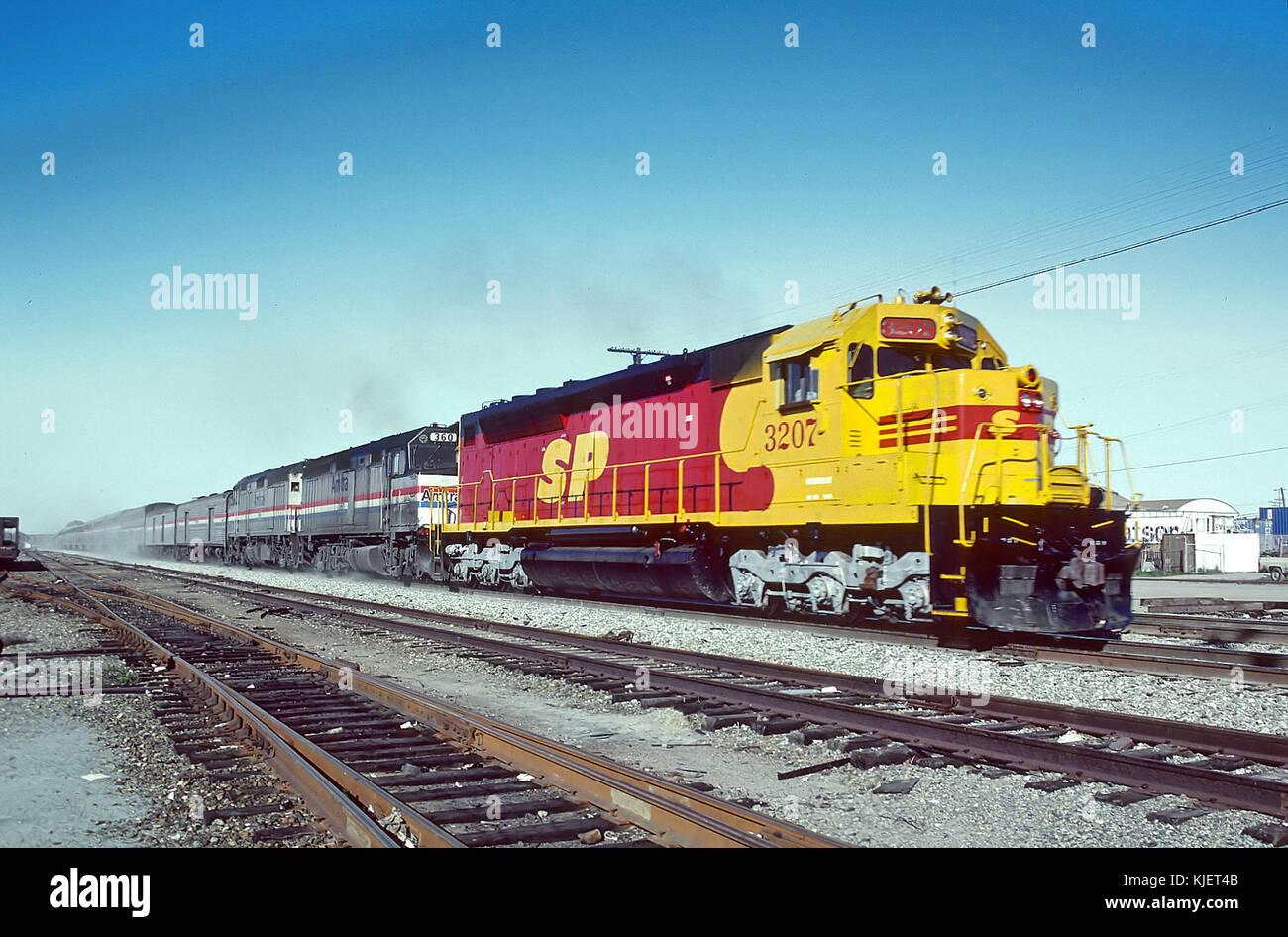 SP 3207 avec Amtrak No 5 à Richmond, CA, le 19 février 1987 (22166395504) Banque D'Images