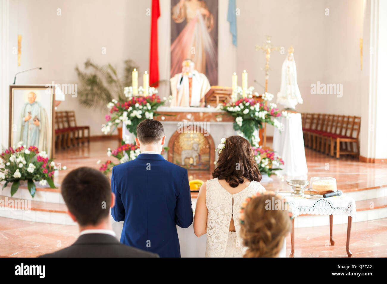 Des couples en attente à l'église Banque D'Images