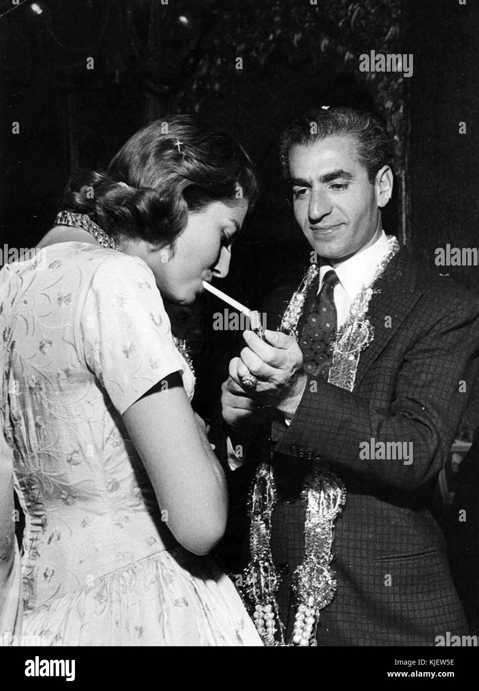 Éclairage Shah cigarette pour son épouse Sorraya Banque D'Images