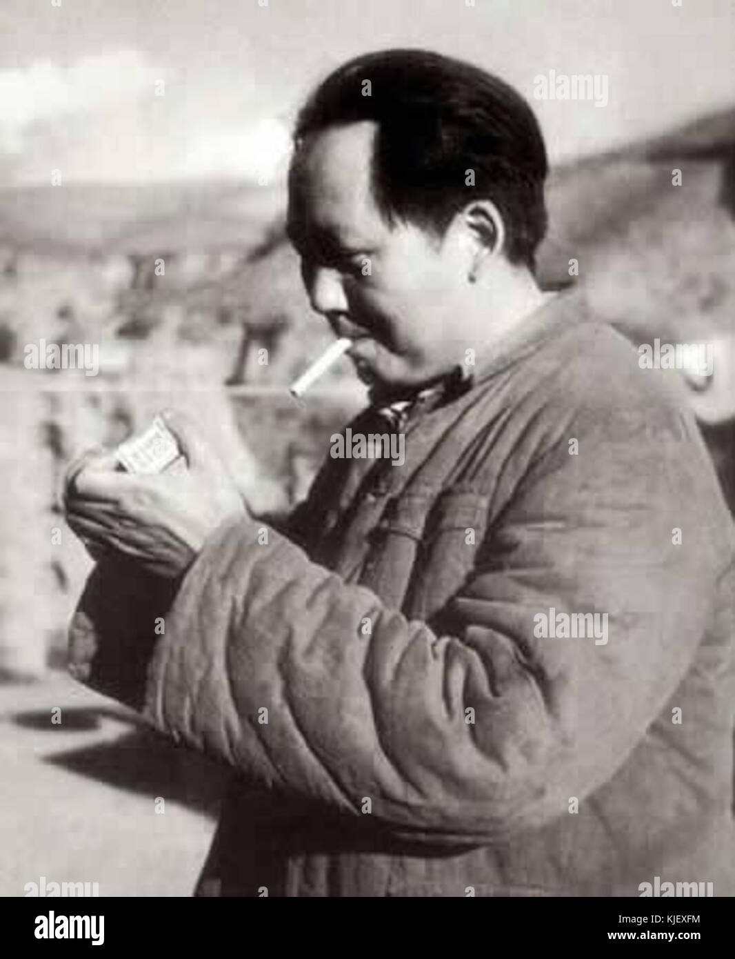 Le président Mao fumer un paquet de cigarette Banque D'Images