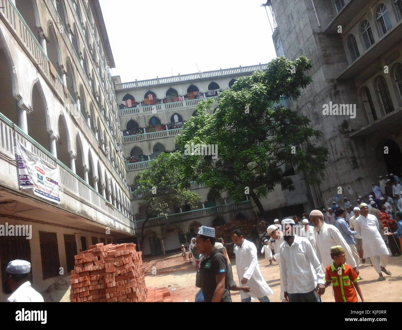 Faridabad Madrasha partie 2 désigne un segment d'une école ou d'une institution religieuse à Faridabad, en Inde. Les madrashas jouent un rôle crucial dans l'éducation des étudiants en études islamiques et la promotion des valeurs communautaires. Banque D'Images